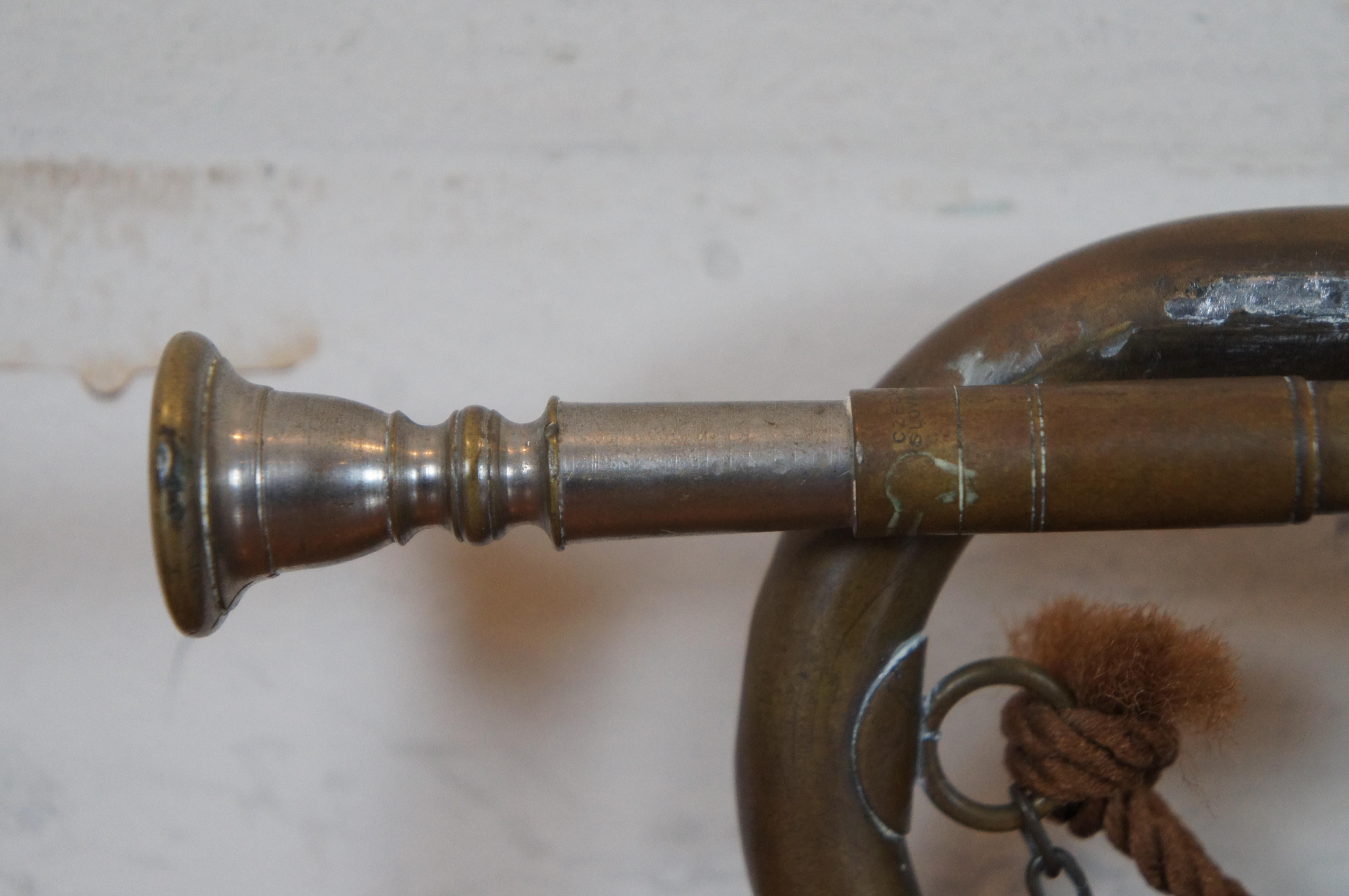 20ième siècle Vintage trompette tchécoslovaque en laiton de l'armée militaire en forme de garçon Scout en vente