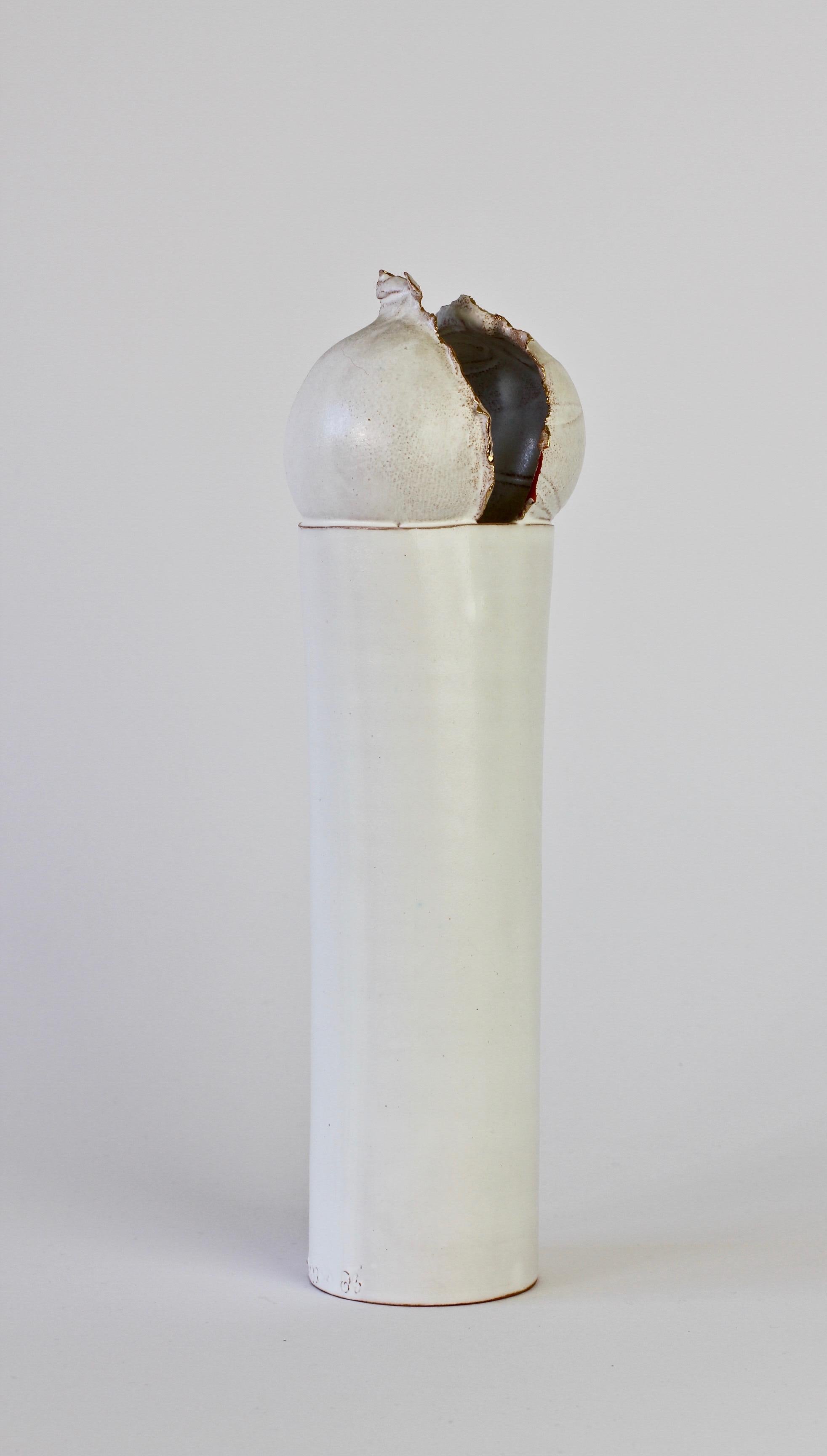 Vase vintage en céramique blanche d'atelier signé par l'artiste tchèque Jiří Dudycha, vers 1985-1999. Une belle forme organique, presque florale, un sommet en forme de bulbe avec des détails plaqués or / dorés sur le bord.

  