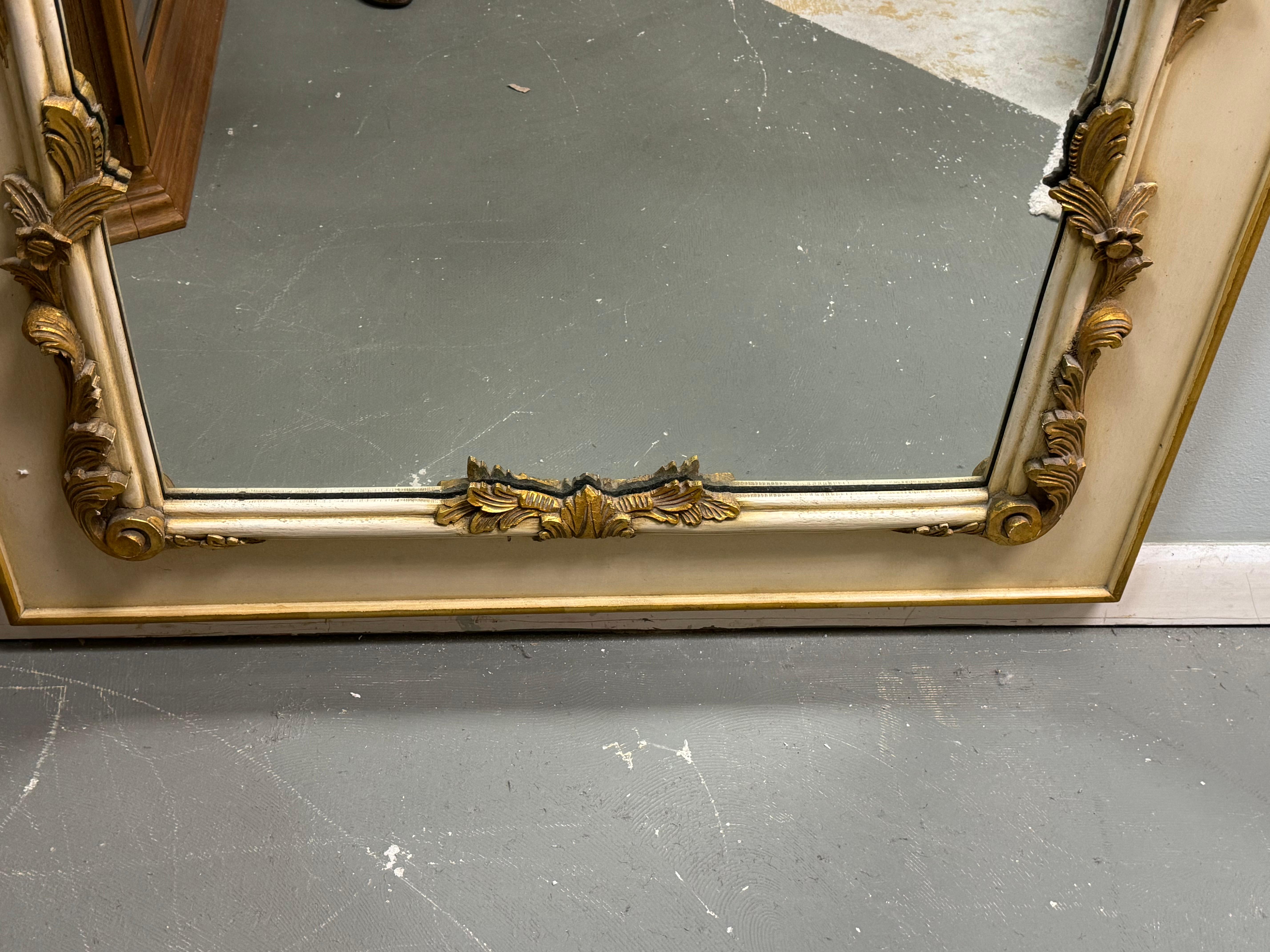 Vintage D. Milch & Son Inc.  Espejo de pared Hall dorado Rococó en venta