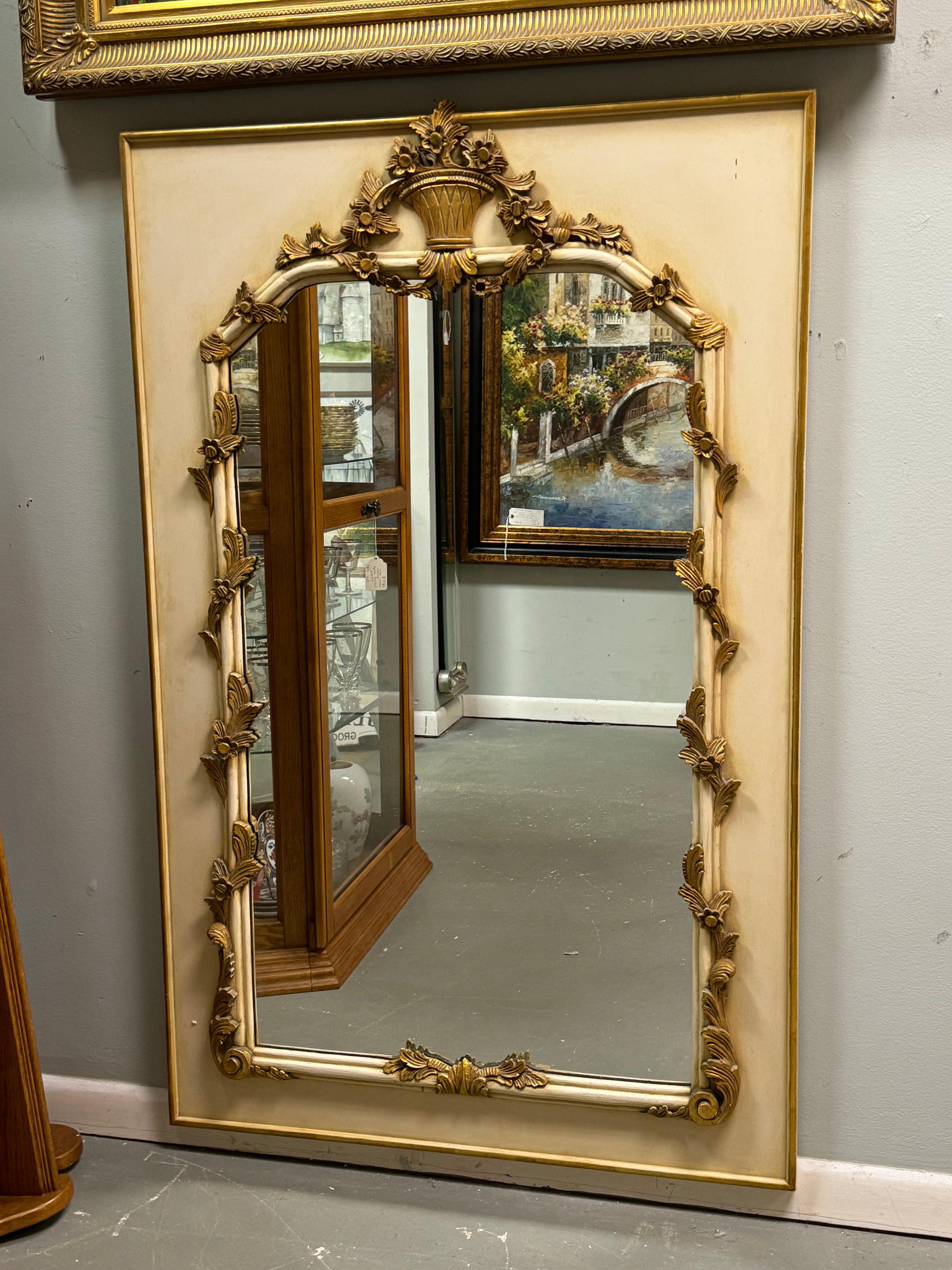 Vintage D. Milch & Son Inc.  Espejo de pared Hall dorado Estadounidense en venta