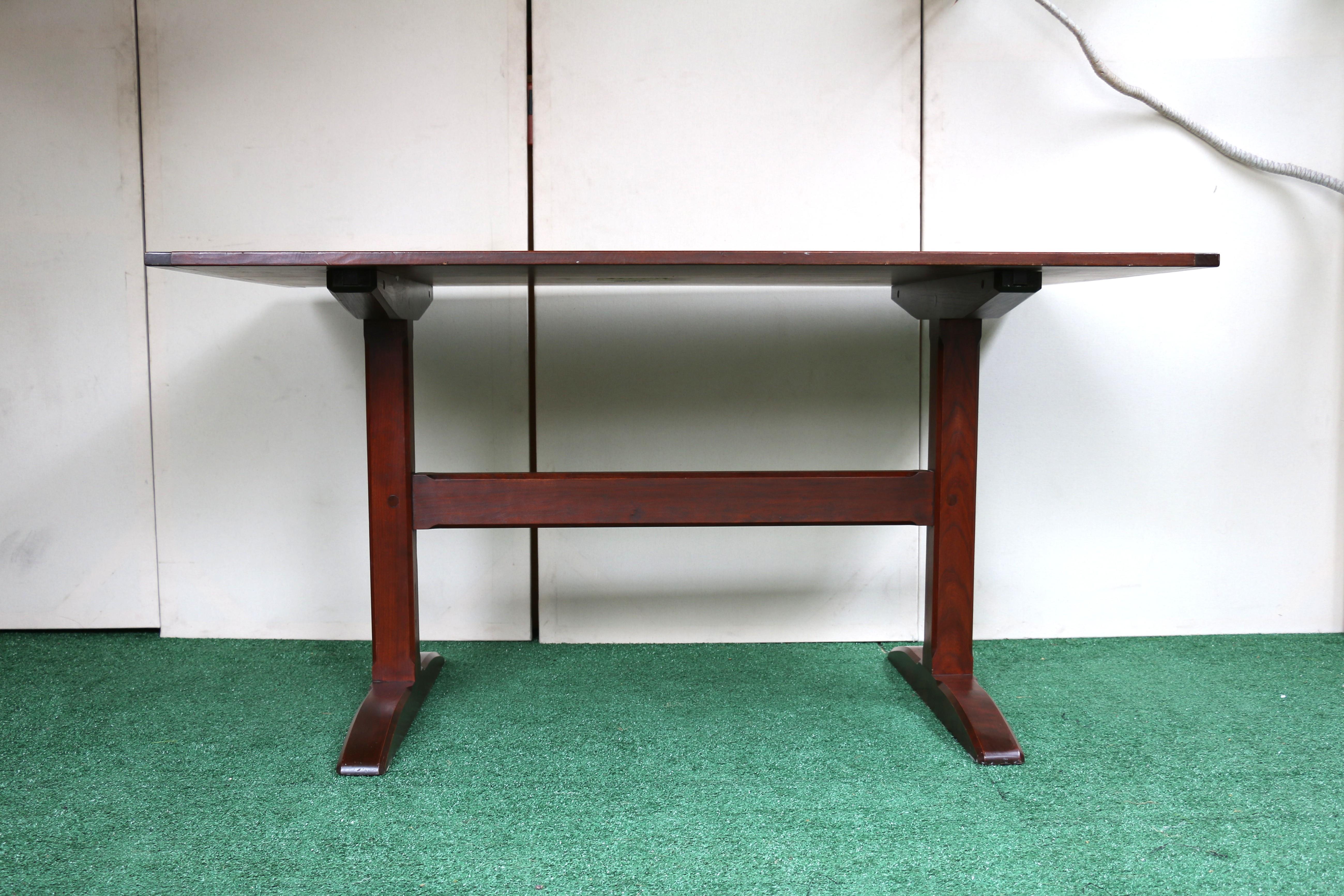 Wonderful dining table manufactured bu D.R. Dimes. ( it has the lable in the bottom). D.R. Dimes is known for crafting reproduction American Colonial furniture, including dining tables. These table is made of cherry wood, as indicated on the label.