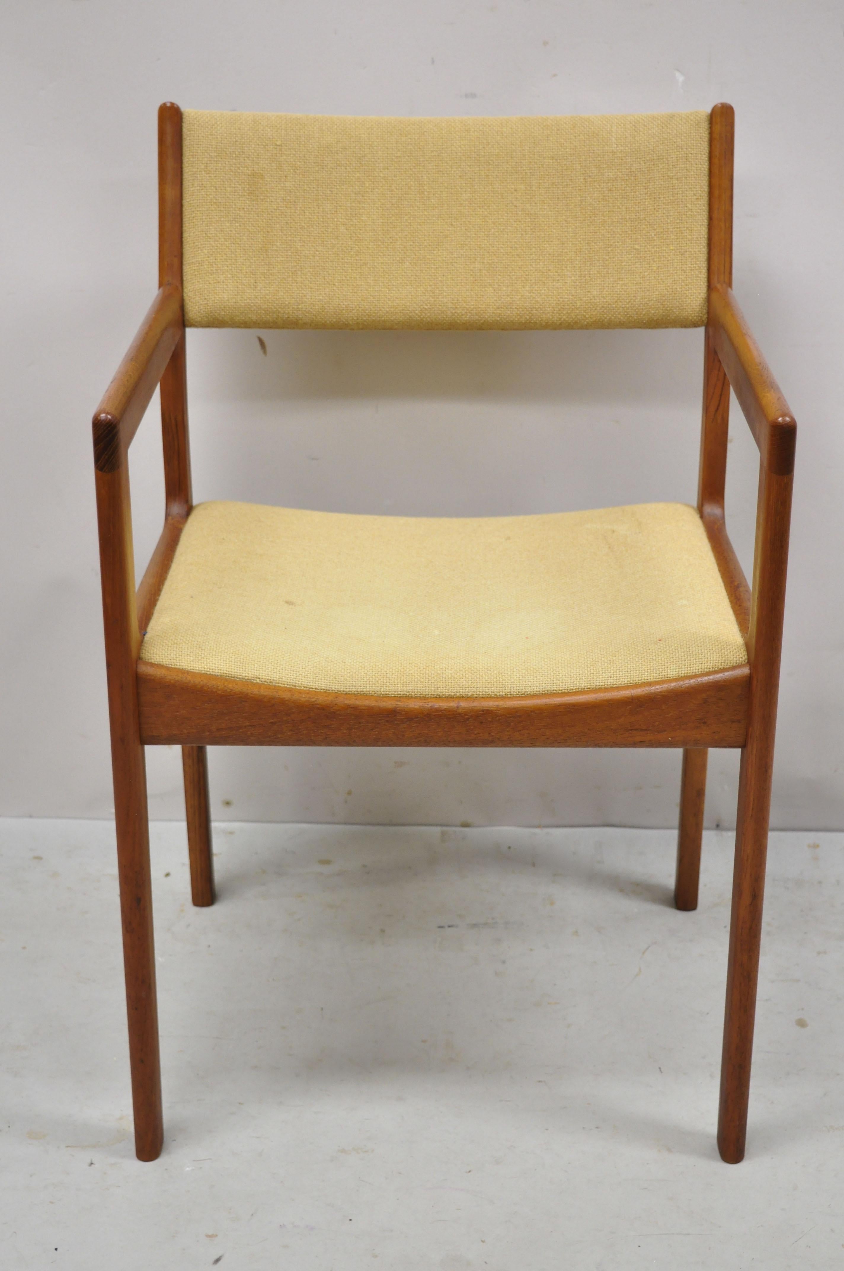 Vintage D-Scan Mid-Century Modern Danish style teak wood dining arm chair. Item features solid wood construction, beautiful wood grain, original label, clean modernist lines, quality craftsmanship, great style and form. Circa Mid to Late 20th