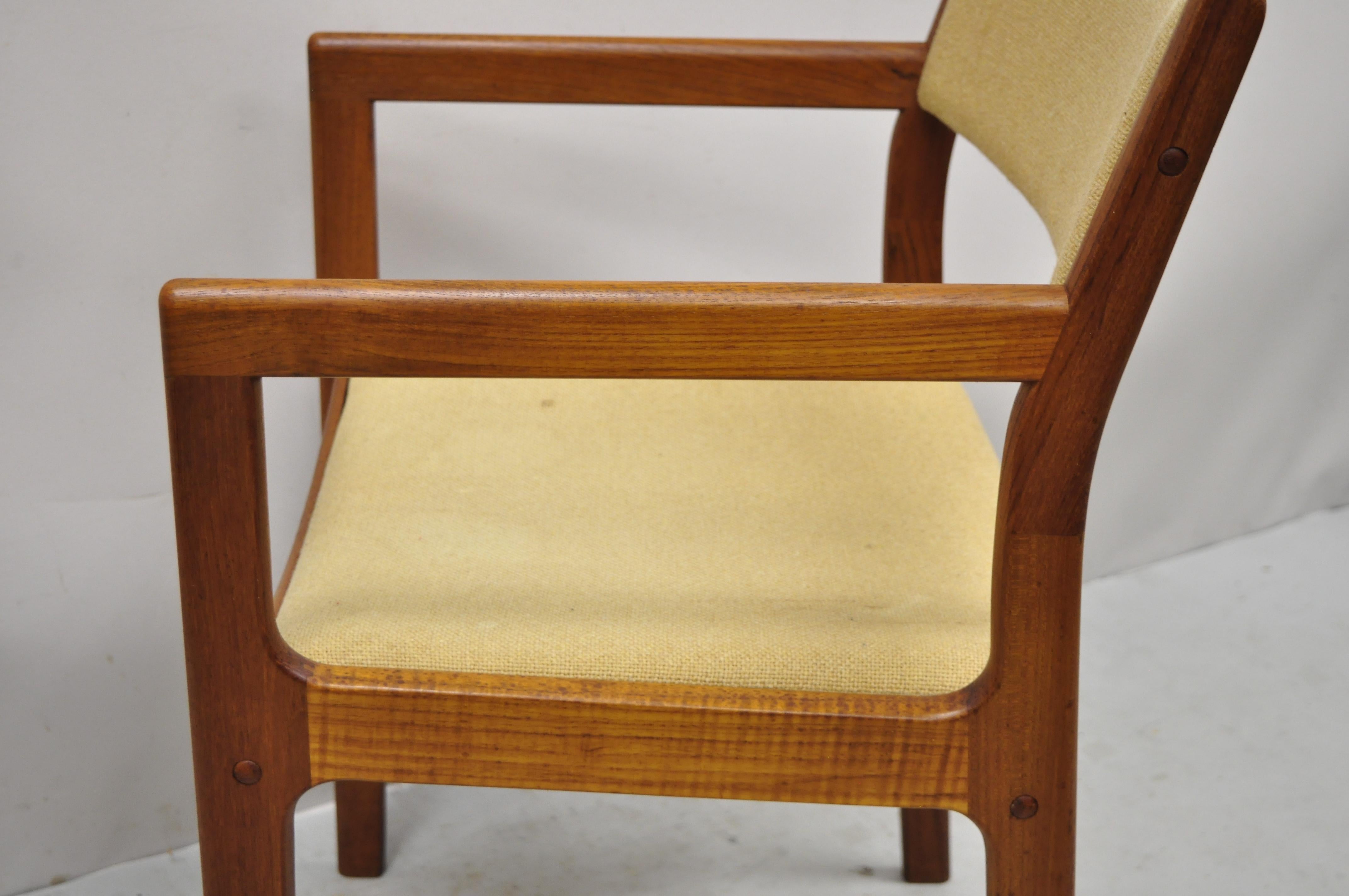 Vintage D-Scan Mid Century Modern Danish Teak Wood Dining Arm Chair In Good Condition In Philadelphia, PA