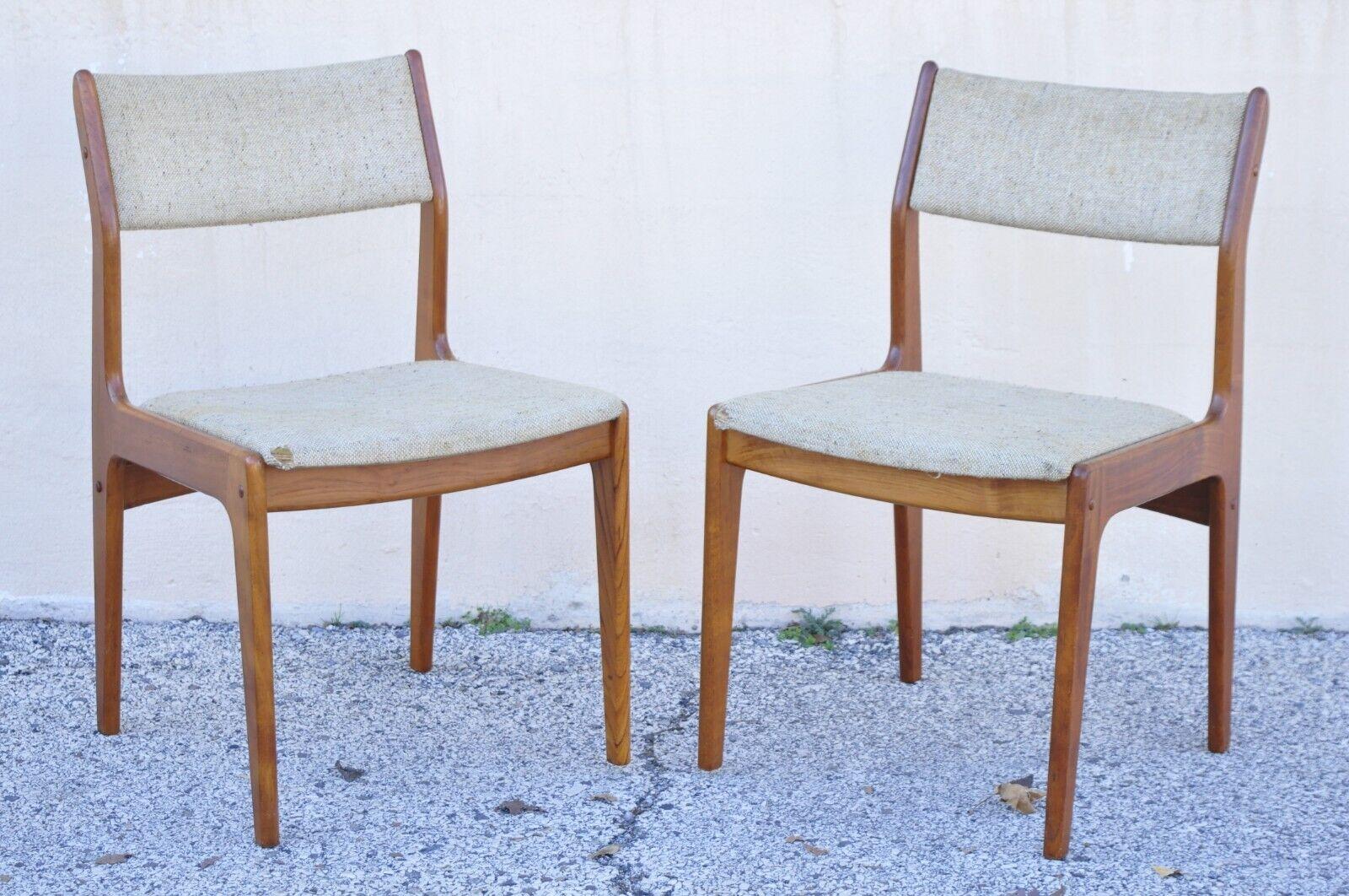 Vintage D-Scan Teak Wood Mid-Century Modern Danish Style dining chairs Set of 6. Item features (6) side chairs, solid wood frames, beautiful wood grain, original label, clean modernist lines. Circa Late 20th Century. Measurements: 32.5