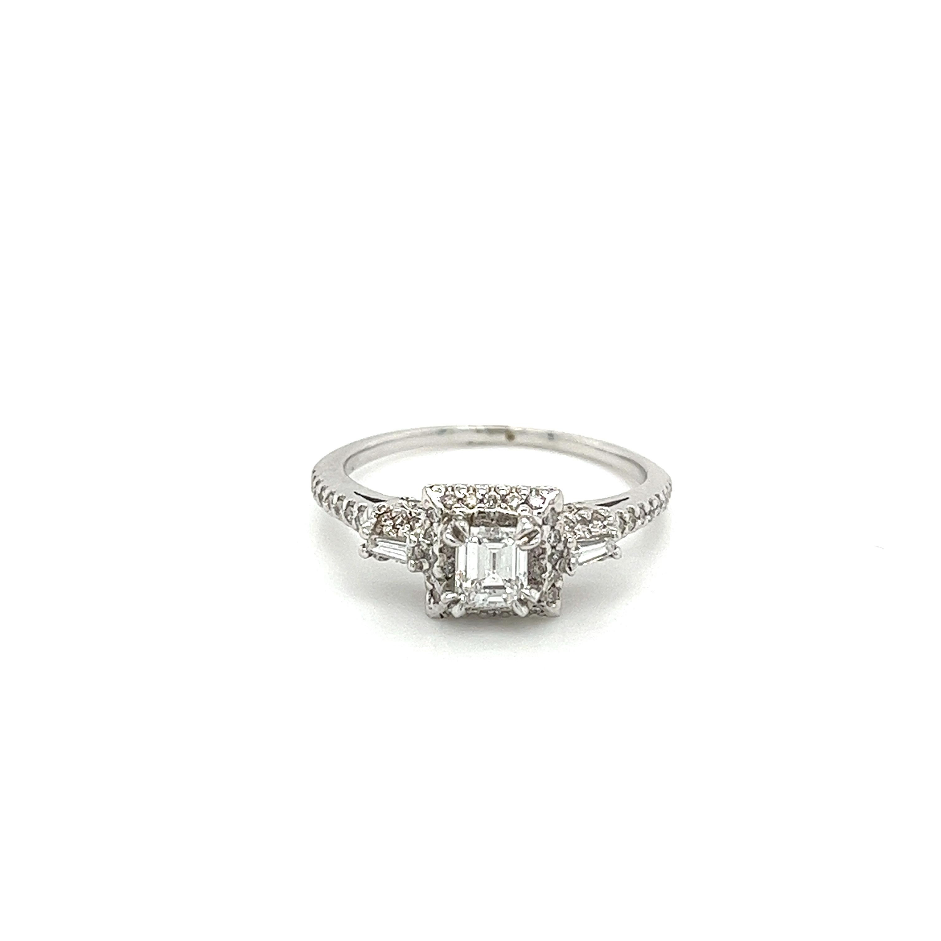 Vintage Dainty Emerald Cut Natural Diamond Ring in 18K White Gold In New Condition For Sale In Miami, FL
