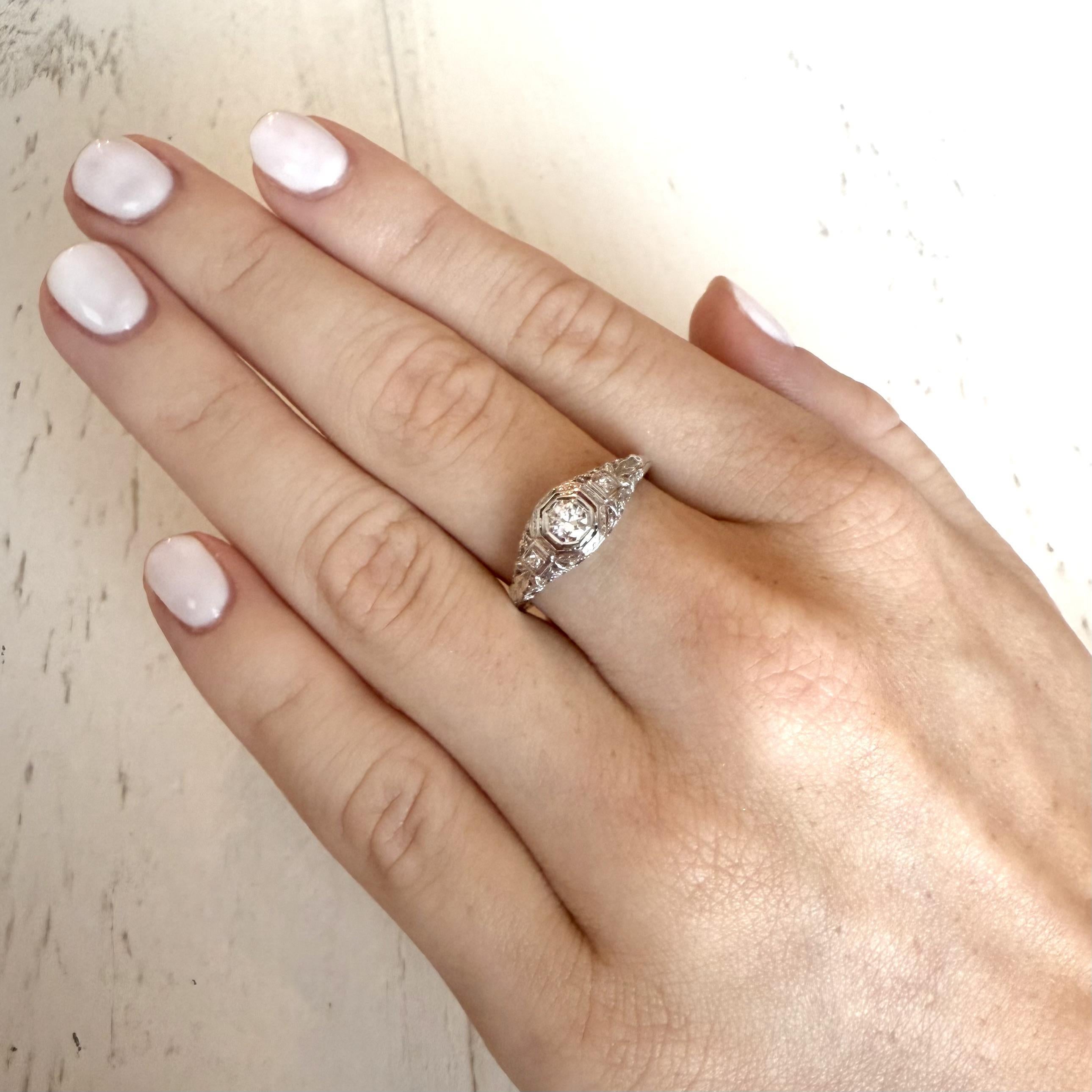 Art Déco Anello vintage con diamanti in filigrana in oro bianco 18 carati in vendita