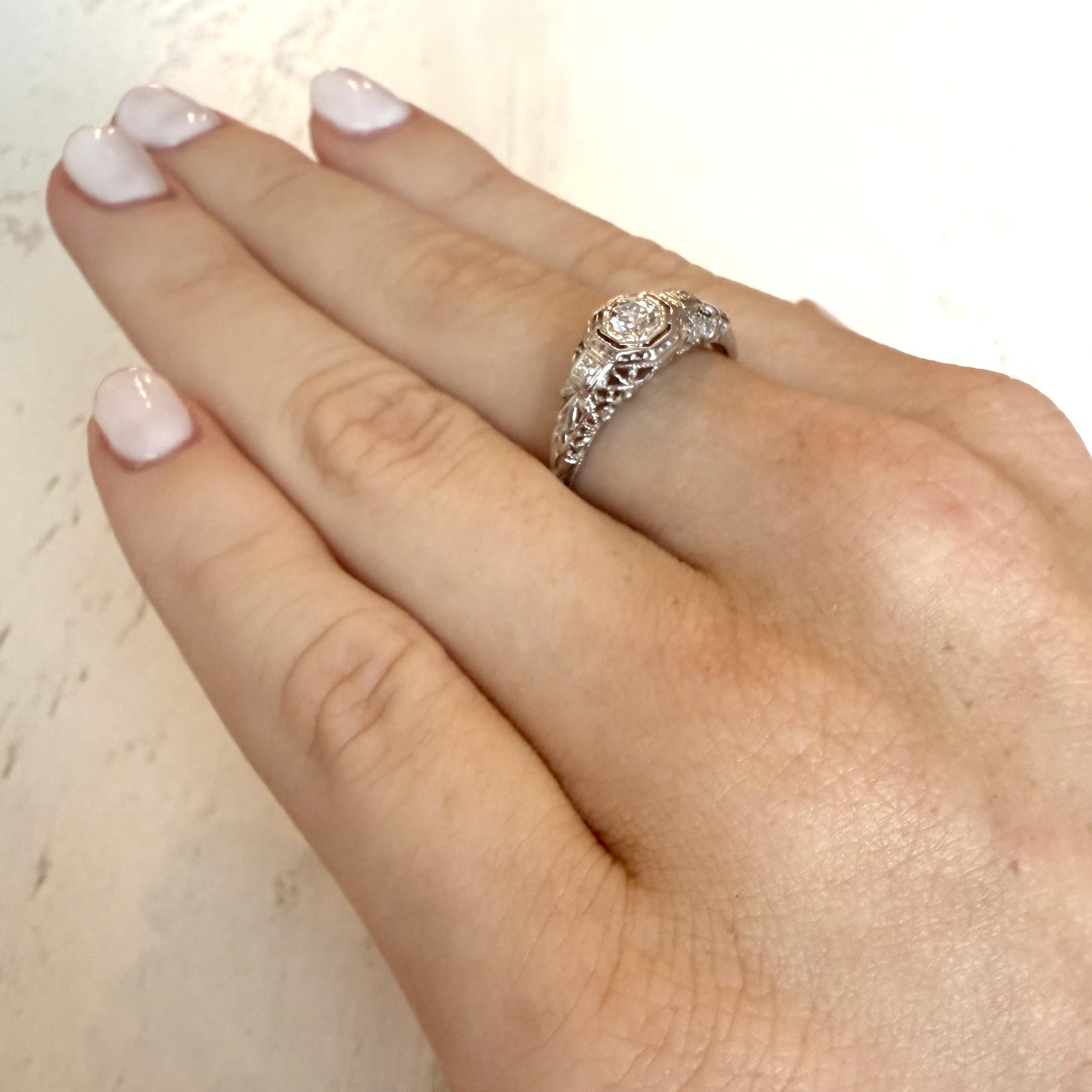 Taglio antico europeo Anello vintage con diamanti in filigrana in oro bianco 18 carati in vendita