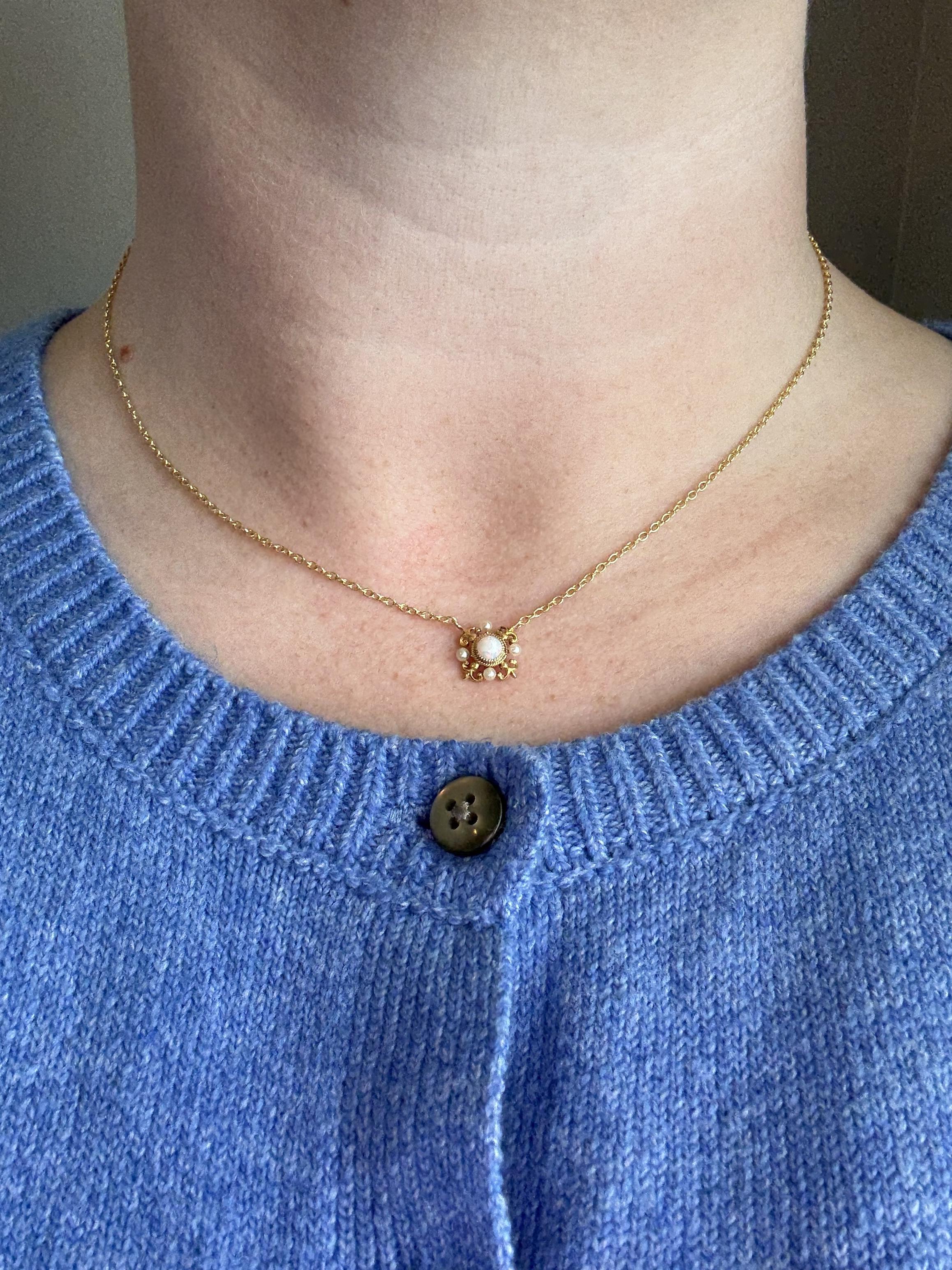 Nous adorons ce collier vintage délicat !

Détails du collier
Matériau : Or jaune 14K
Largeur du pendentif : 10,2 mm
Poids : 2,9 grammes
Longueur de la chaîne : 16 pouces

Accentué par les pierres précieuses suivantes
1 - 4mm Cabochon Opal Cut