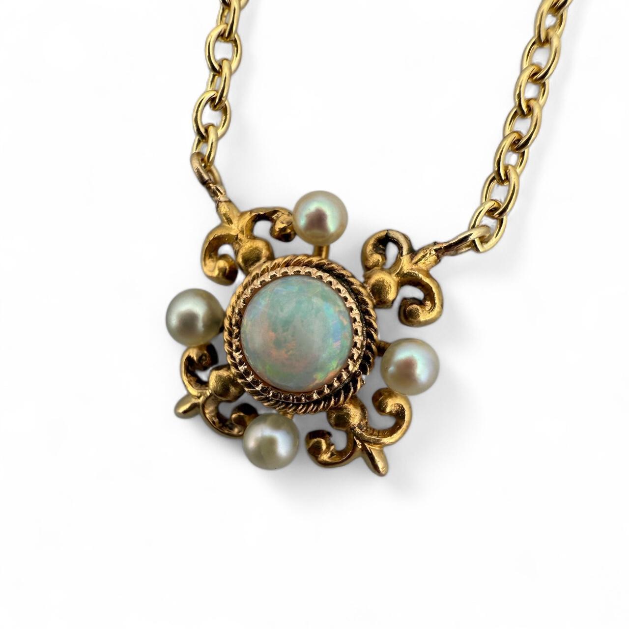 Taille cabochon Vintage Dainty Opal & Pearl Pendant Chain Necklace en vente