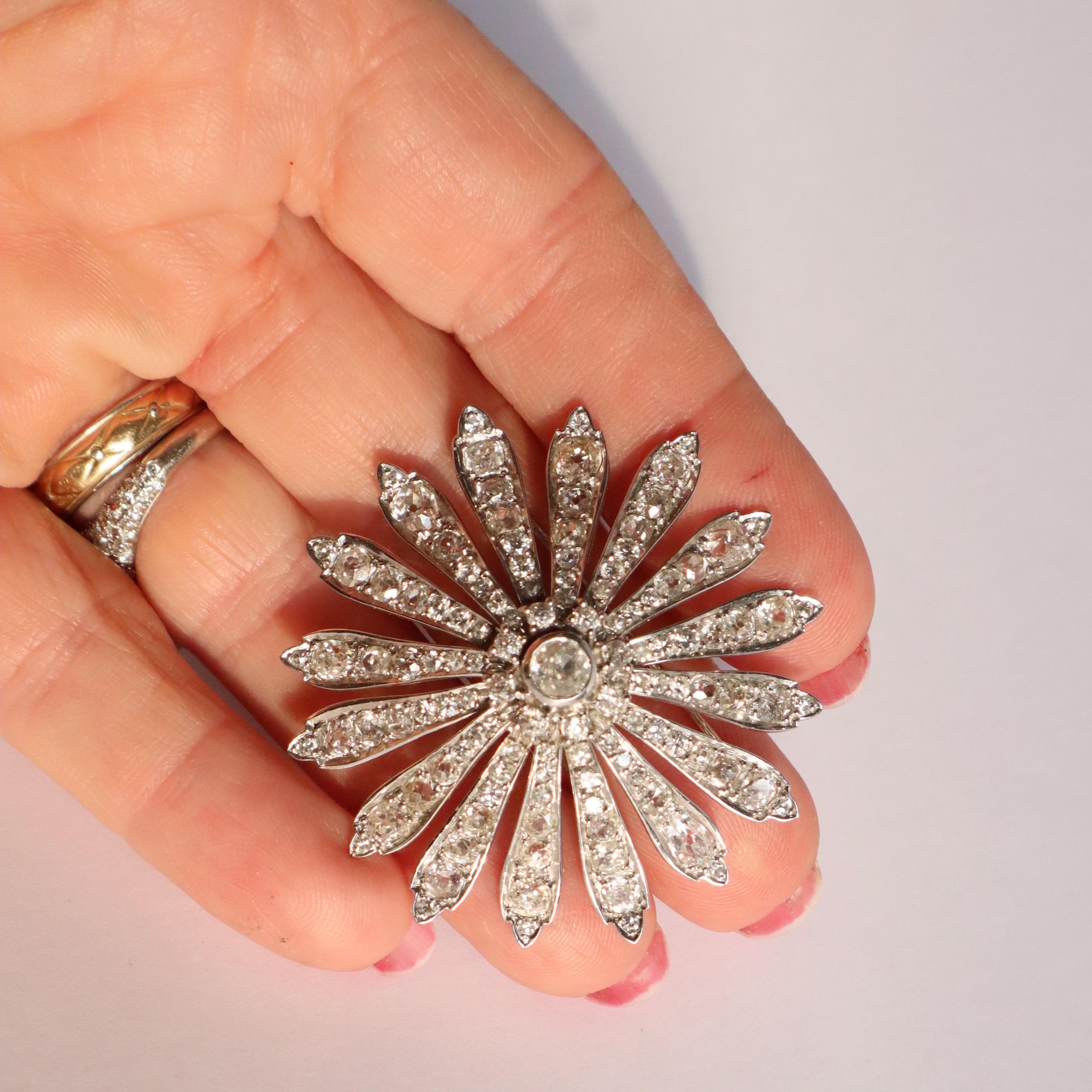 Vintage Daisy Brooch circa 1900-1930 in 18 Carat White Gold and Diamonds For Sale 3
