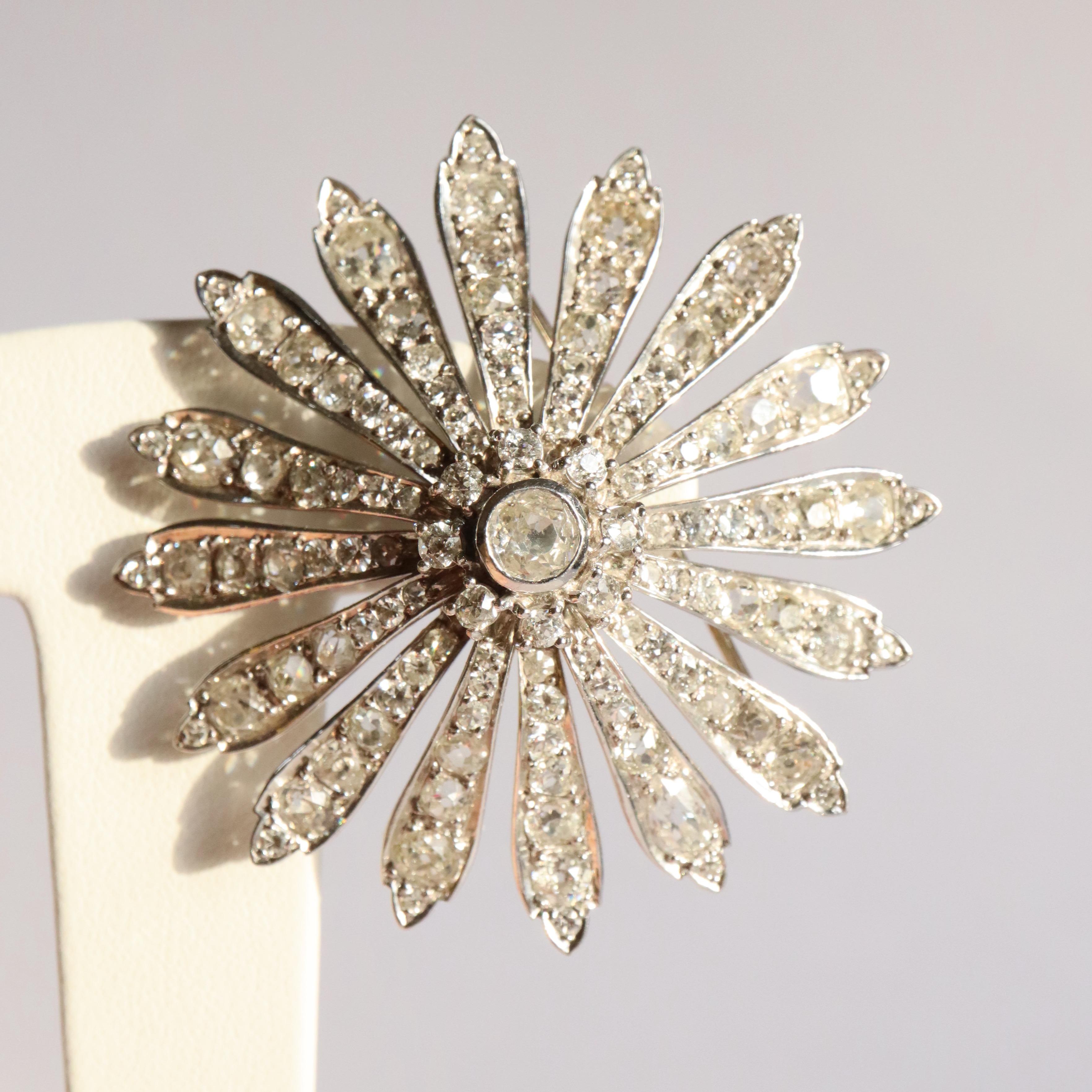 Art Deco Vintage Daisy Brooch circa 1900-1930 in 18 Carat White Gold and Diamonds For Sale