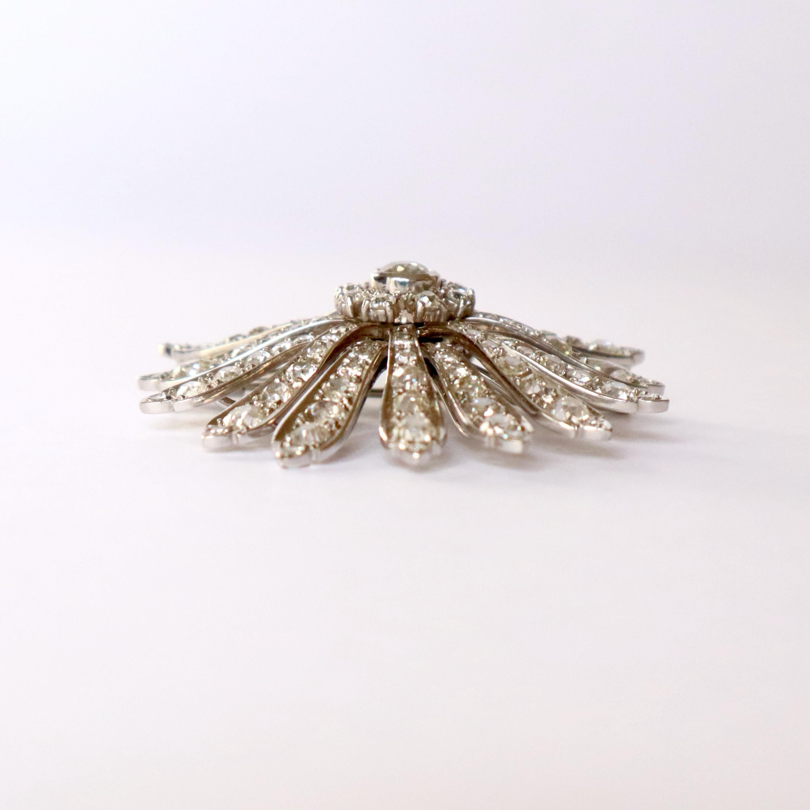 Vintage Daisy Brooch circa 1900-1930 in 18 Carat White Gold and Diamonds For Sale 4