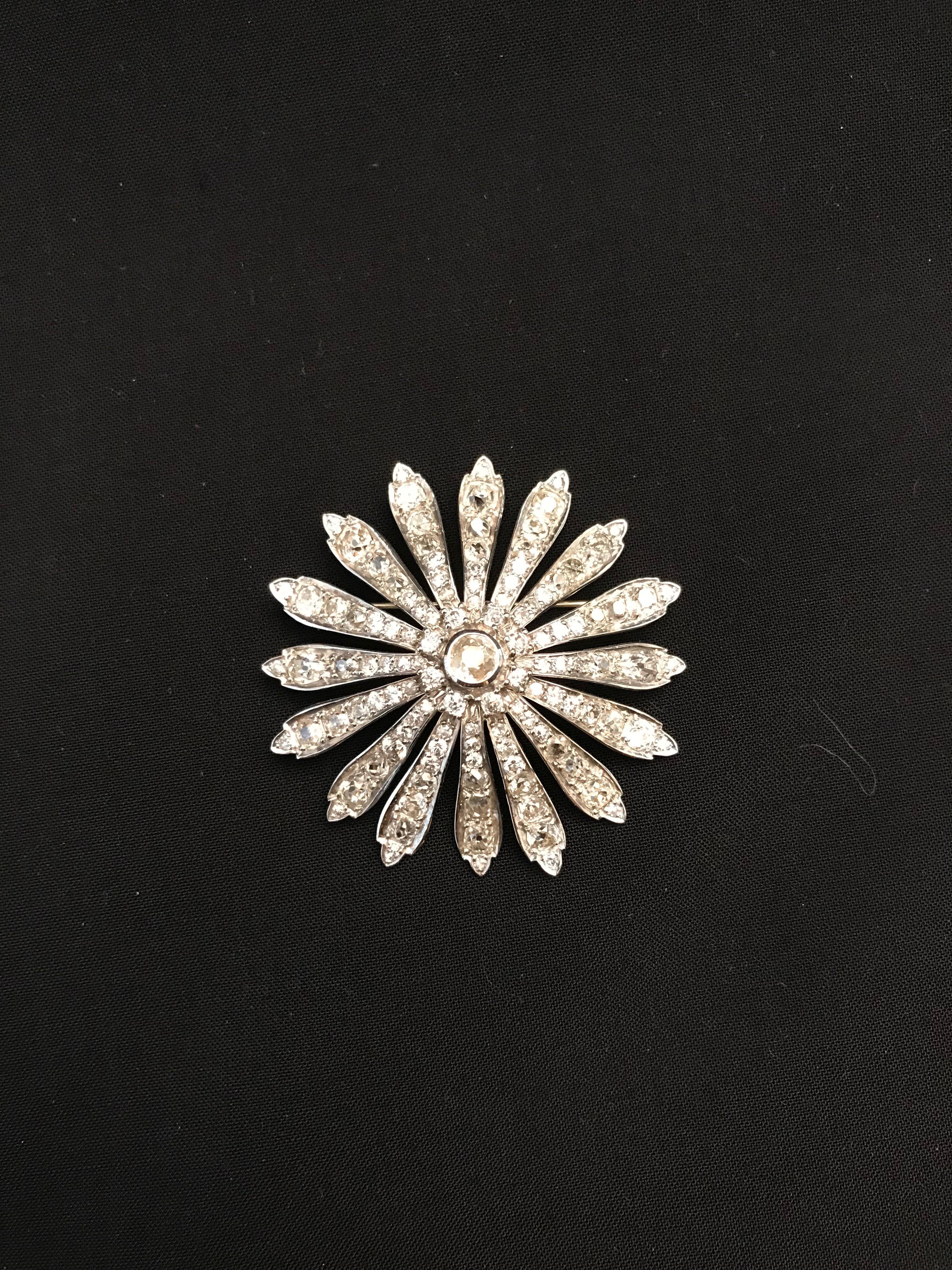 Vintage Daisy Brooch circa 1900-1930 in 18 Carat White Gold and Diamonds For Sale 6