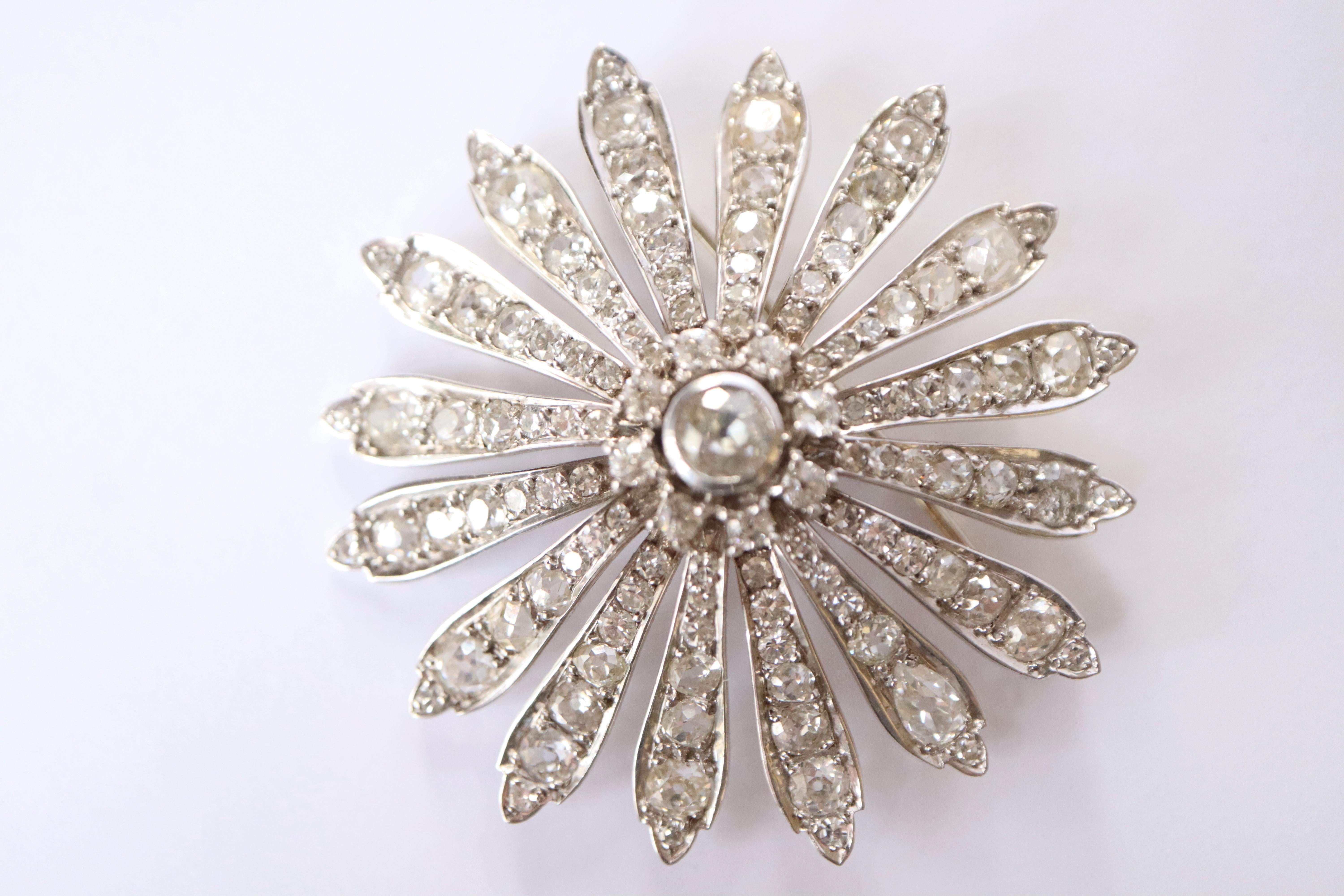 Mixed Cut Vintage Daisy Brooch circa 1900-1930 in 18 Carat White Gold and Diamonds For Sale