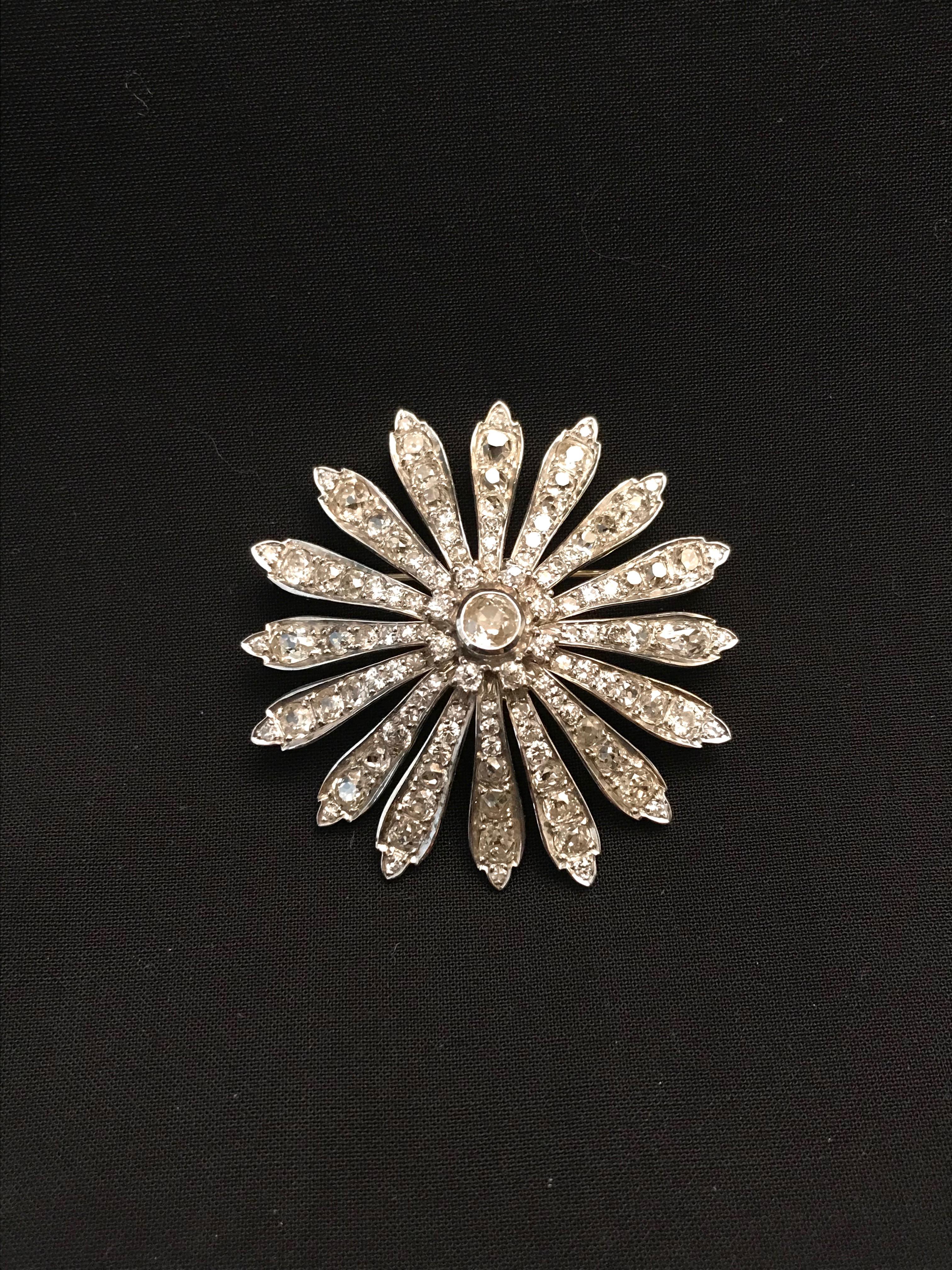 Vintage Daisy Brooch circa 1900-1930 in 18 Carat White Gold and Diamonds For Sale 7