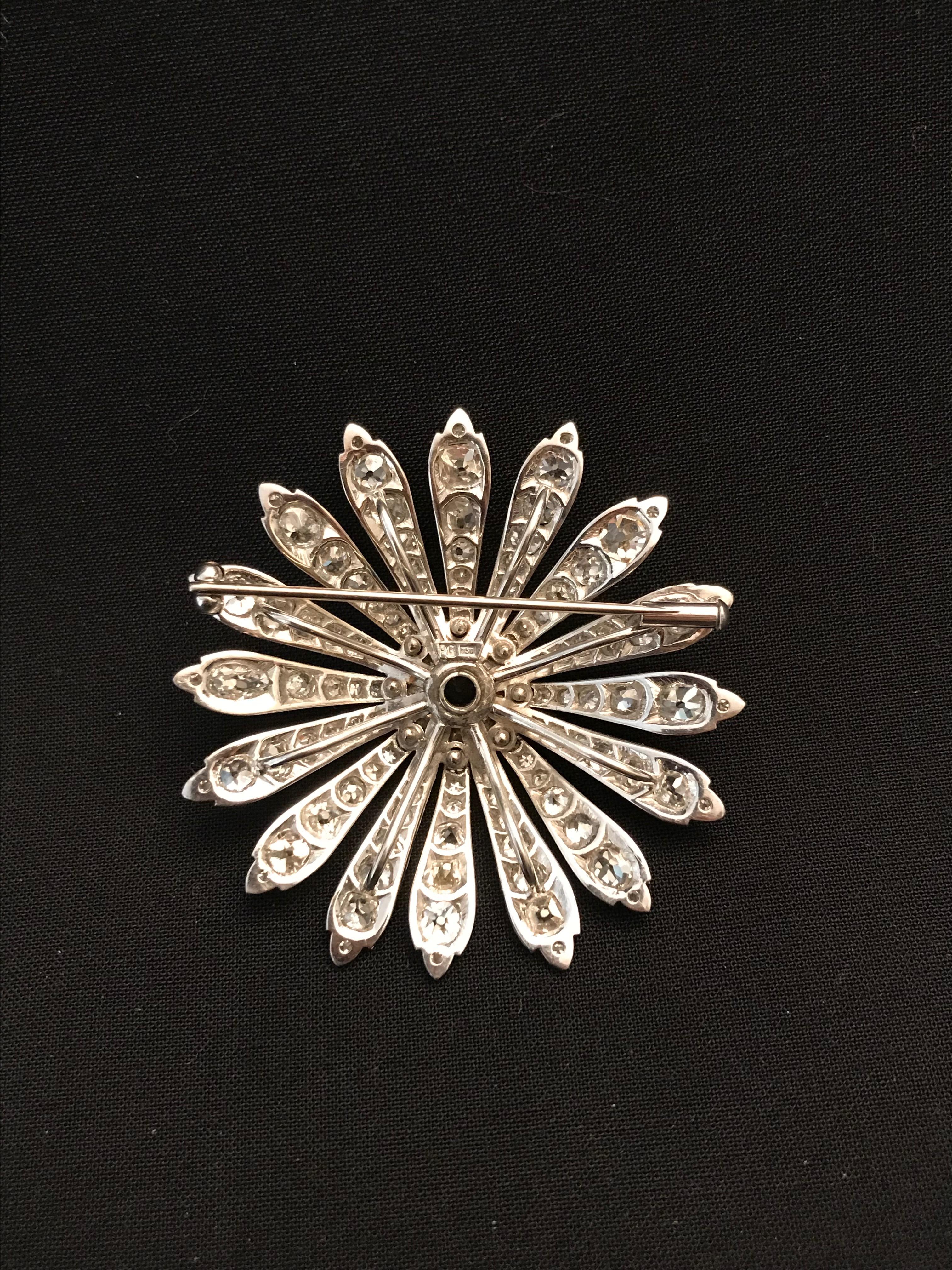 Vintage Daisy Brooch circa 1900-1930 in 18 Carat White Gold and Diamonds For Sale 8