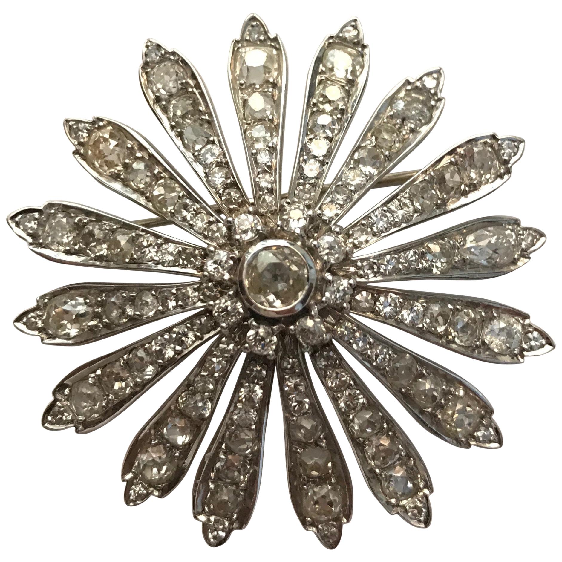 Vintage Daisy Brooch circa 1900-1930 in 18 Carat White Gold and Diamonds For Sale