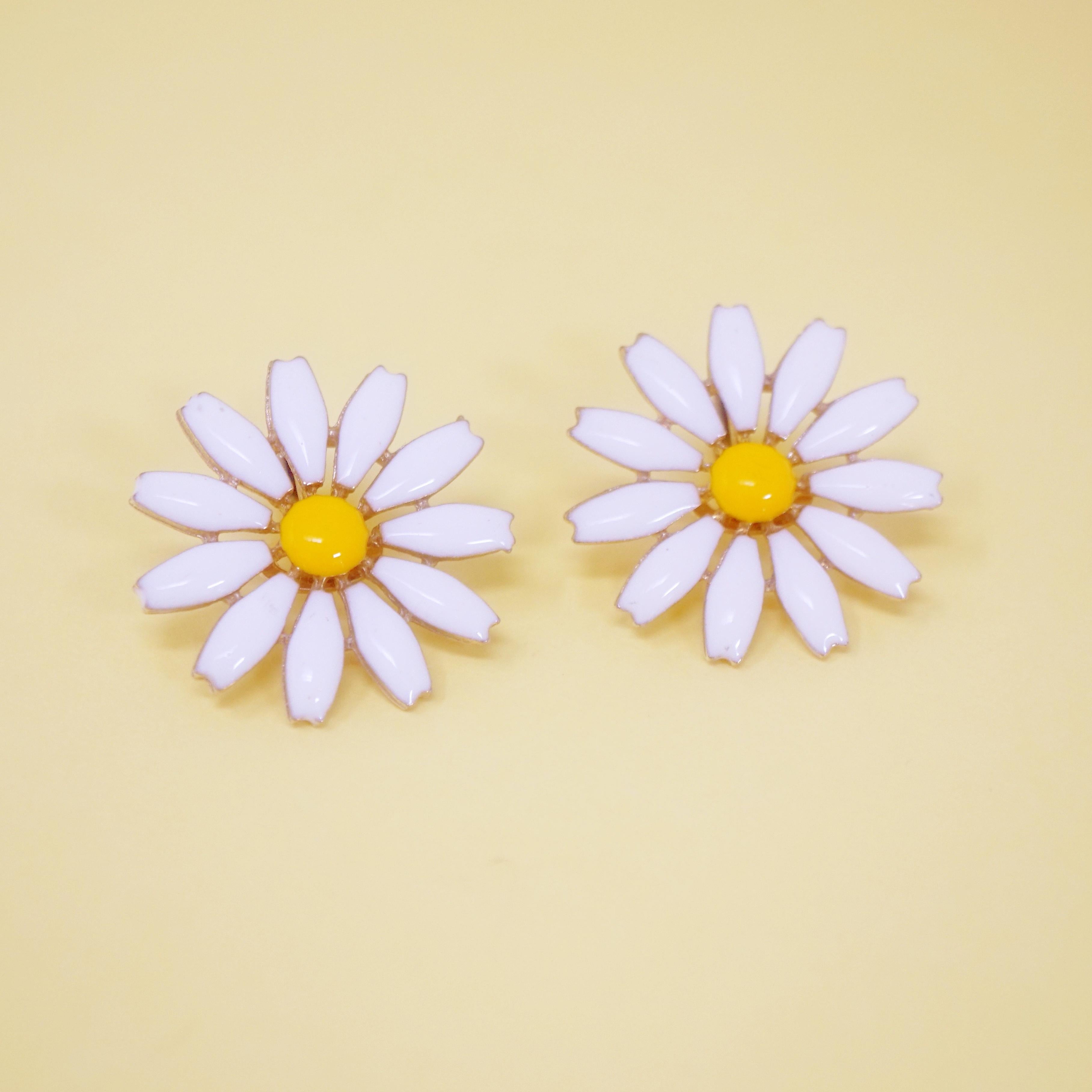 These vintage gold tone and enamel daisy clip-on earrings are an adorable accessory for Spring/Summer!  These sweet earrings are a perfect way to get in touch with your inner flower child and channel a trend from the 1960s. A wonderful addition to