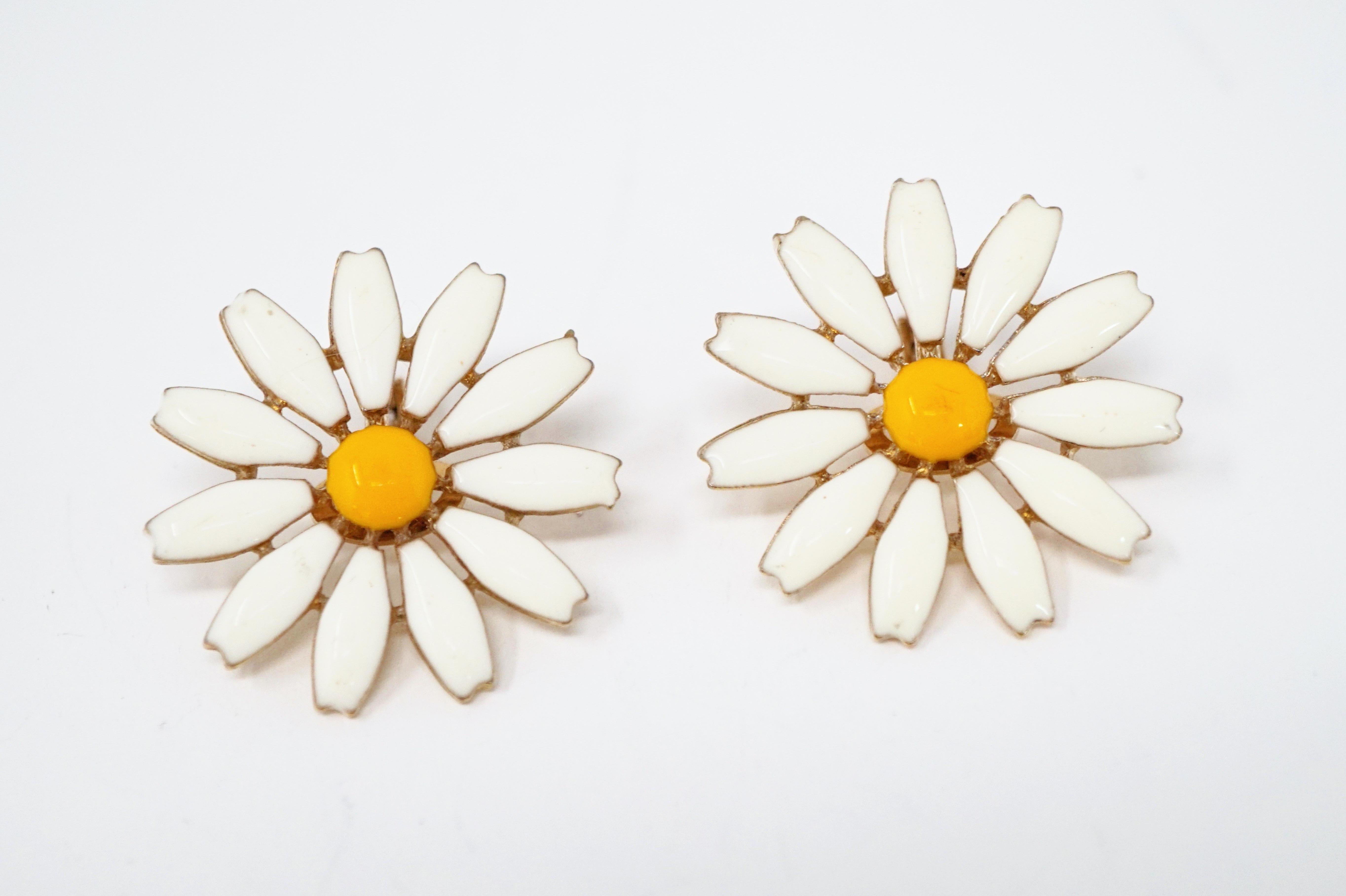 Vintage Daisy Flower Enamel Clip-On Earrings In Excellent Condition In McKinney, TX