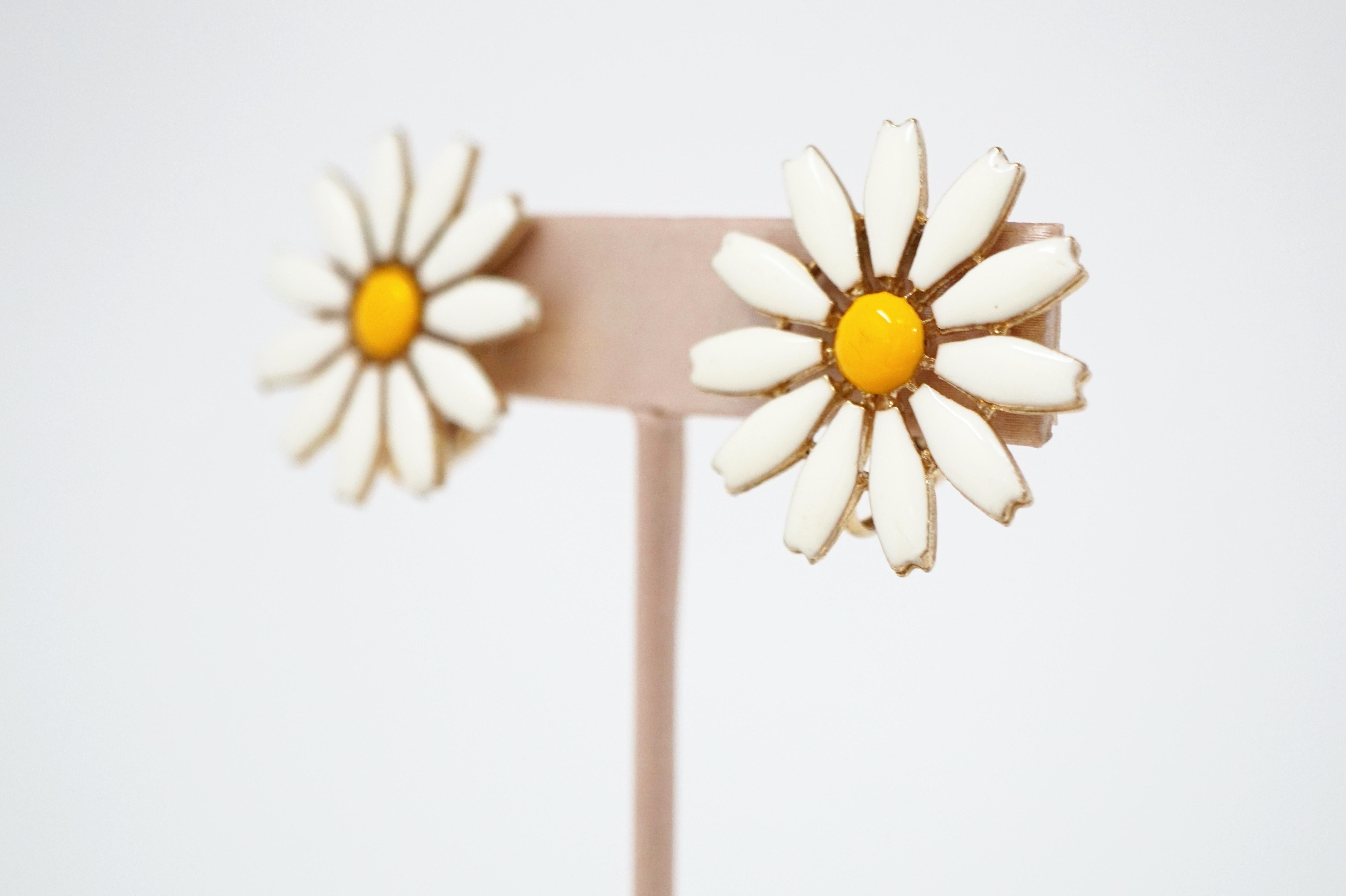 Vintage Daisy Flower Enamel Clip-On Earrings at 1stDibs | vintage 