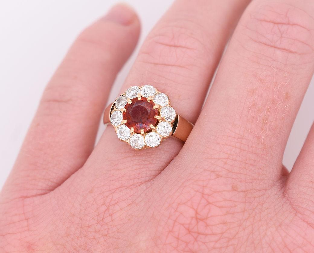 Vintage Daisy Ring in 14-Carat Gold, Spessartite Garnet and Diamonds. In Good Condition For Sale In PARIS, FR