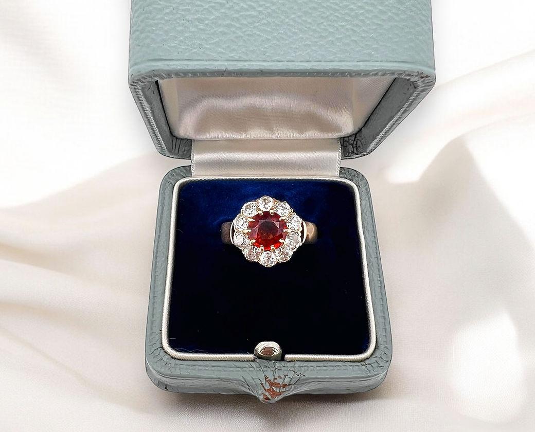 Women's Vintage Daisy Ring in 14-Carat Gold, Spessartite Garnet and Diamonds. For Sale