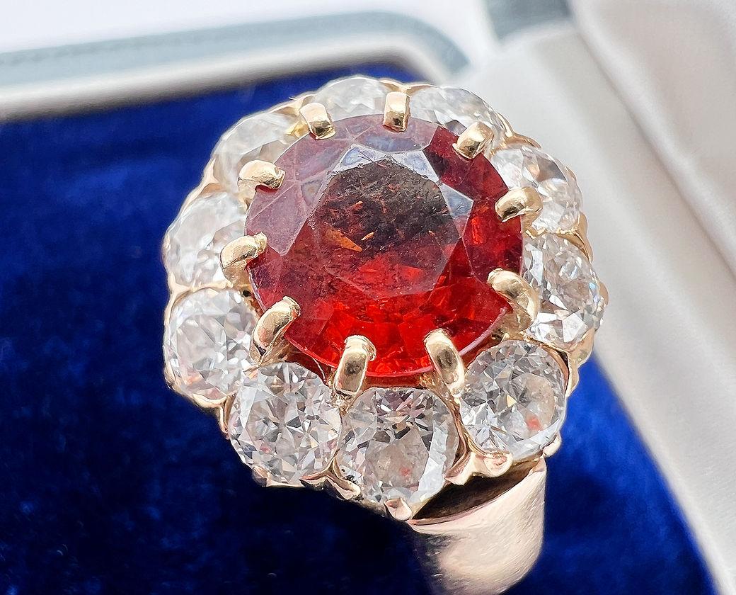Vintage Daisy Ring in 14-Carat Gold, Spessartite Garnet and Diamonds. For Sale 1