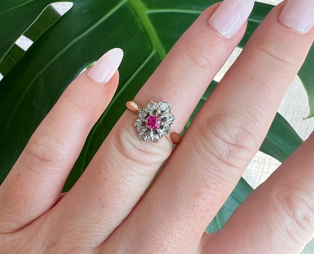 Vintage Daisy Ring in 18K Gold, Diamonds, and Rubies - Circa 1900 In Good Condition For Sale In PARIS, FR