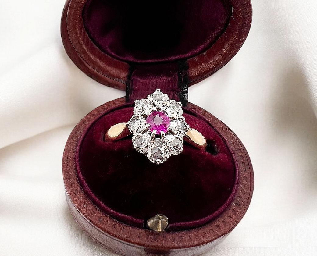 Women's Vintage Daisy Ring in 18K Gold, Diamonds, and Rubies - Circa 1900 For Sale