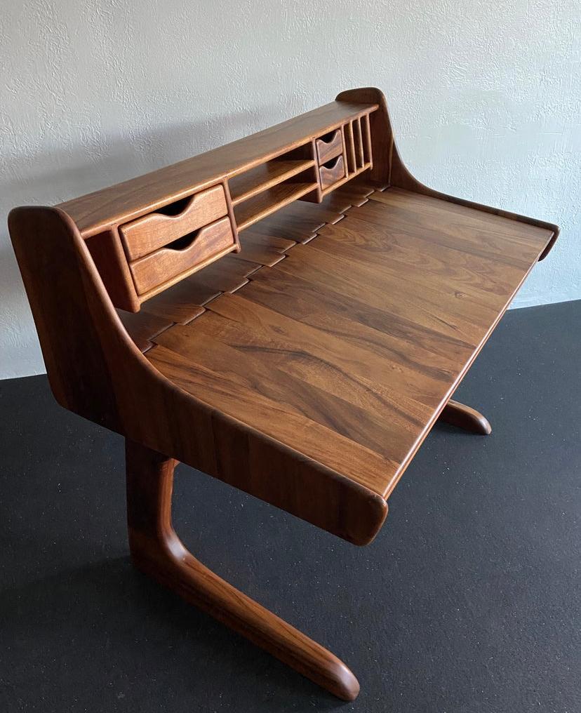 Moderner Studio-Craft-Schreibtisch aus der Mitte des Jahrhunderts von Dale Holub. Gefertigt aus massivem Nussbaumholz mit unvergleichlicher Schlitz- und Zapfentechnik. Ein skulpturales Meisterwerk. Gezeichnet DH.

Er passt gut zu einer Vielzahl