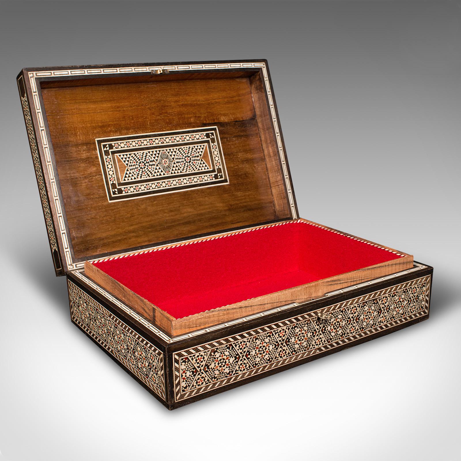 Questo è un portagioie in damasco vintage. Scatola per ricordi siriana, in noce e celluloide intarsiata, risalente alla metà del XX secolo, circa 1960.

Abbondanza di dettagli visivi per la finitura intarsiata.
Mostra una patina invecchiata e in