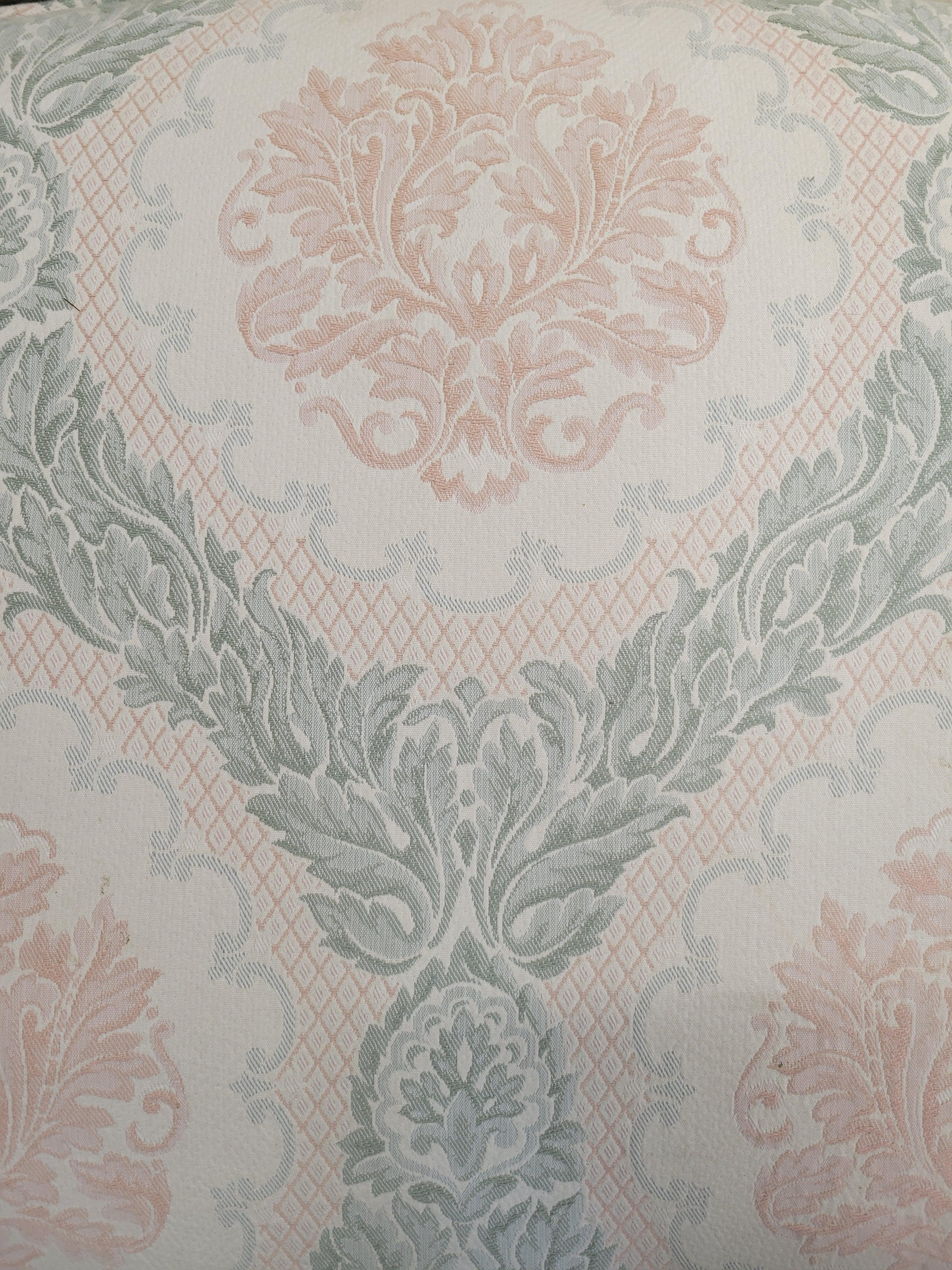 Loveseat français vintage en damas avec coussin en duvet et tissu d'ameublement Blush/Sage en vente 3