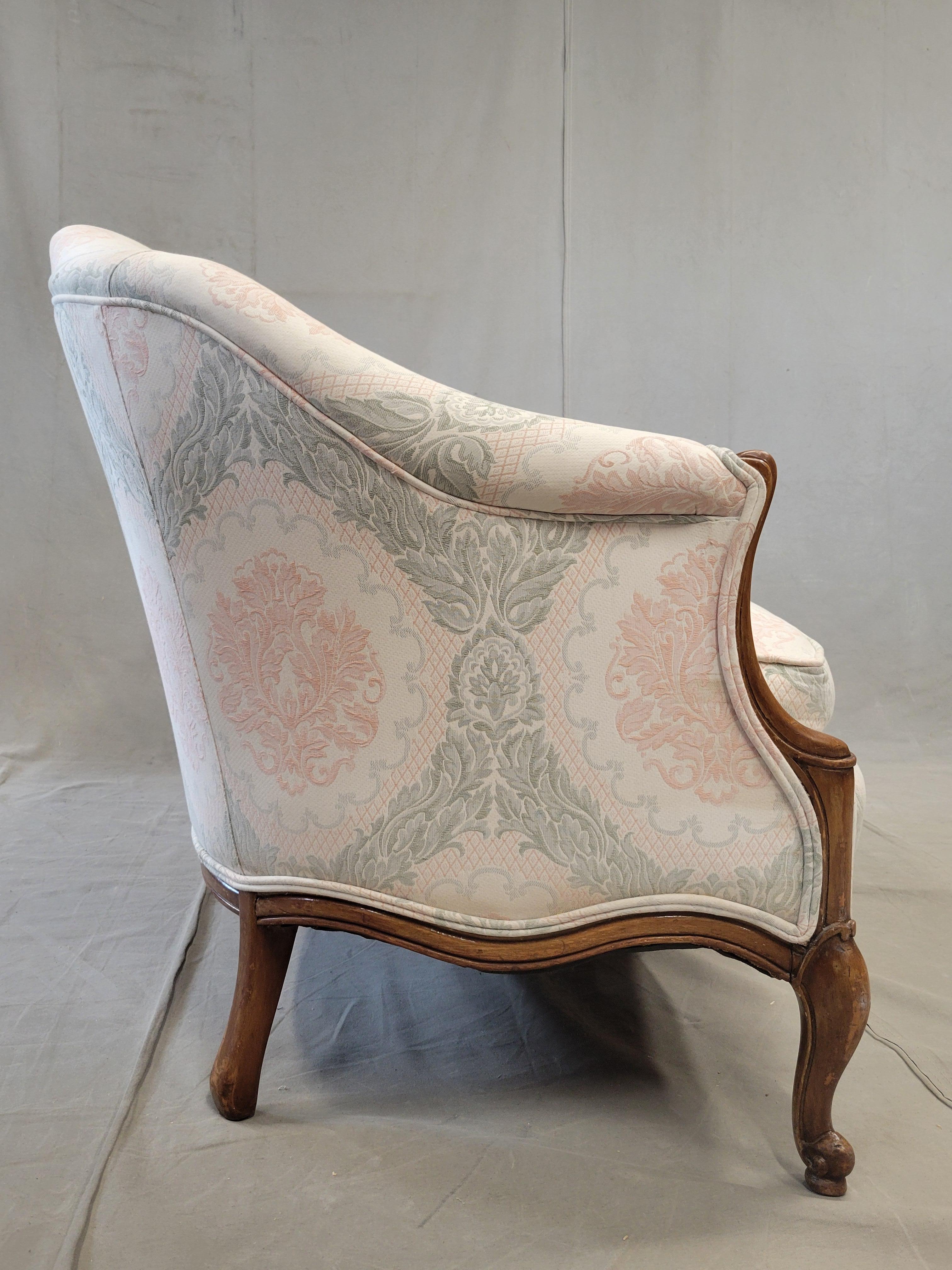 Loveseat français vintage en damas avec coussin en duvet et tissu d'ameublement Blush/Sage en vente 6