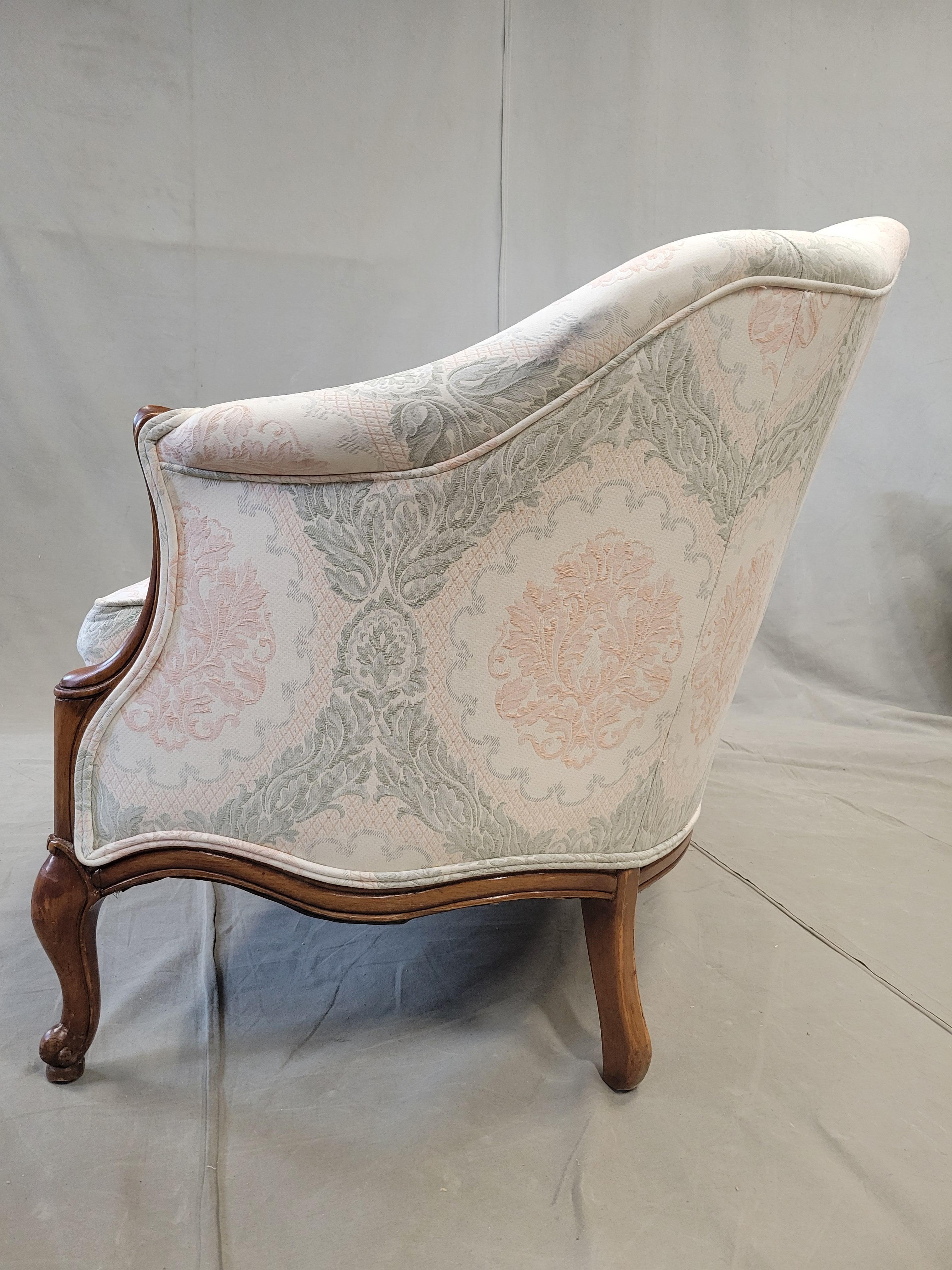 Loveseat français vintage en damas avec coussin en duvet et tissu d'ameublement Blush/Sage en vente 7