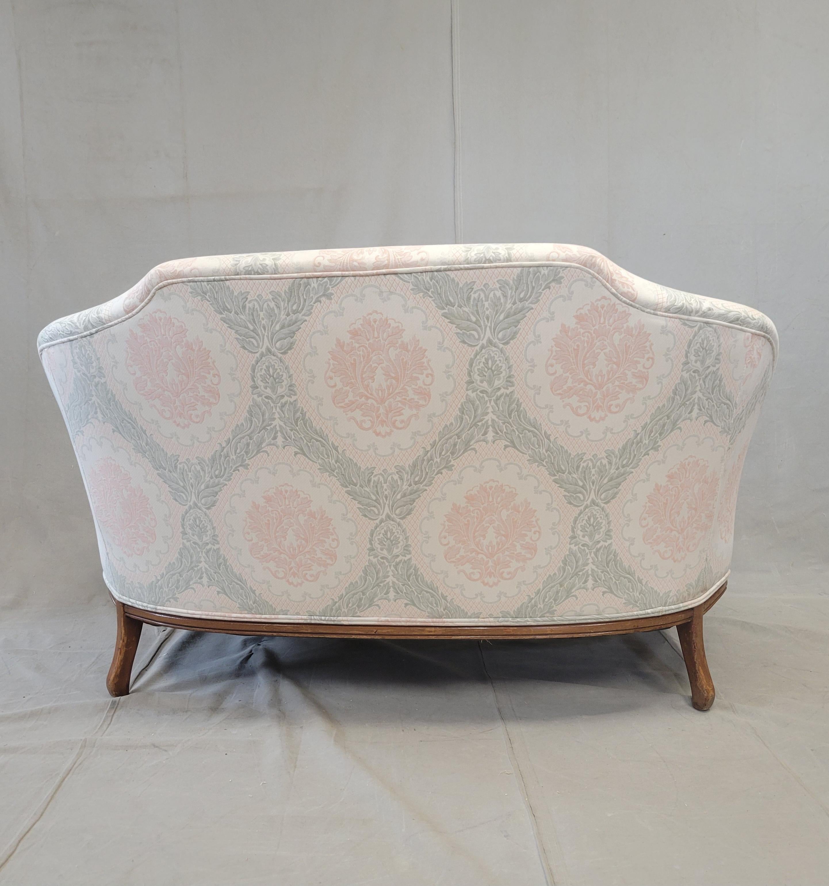 Loveseat français vintage en damas avec coussin en duvet et tissu d'ameublement Blush/Sage en vente 8