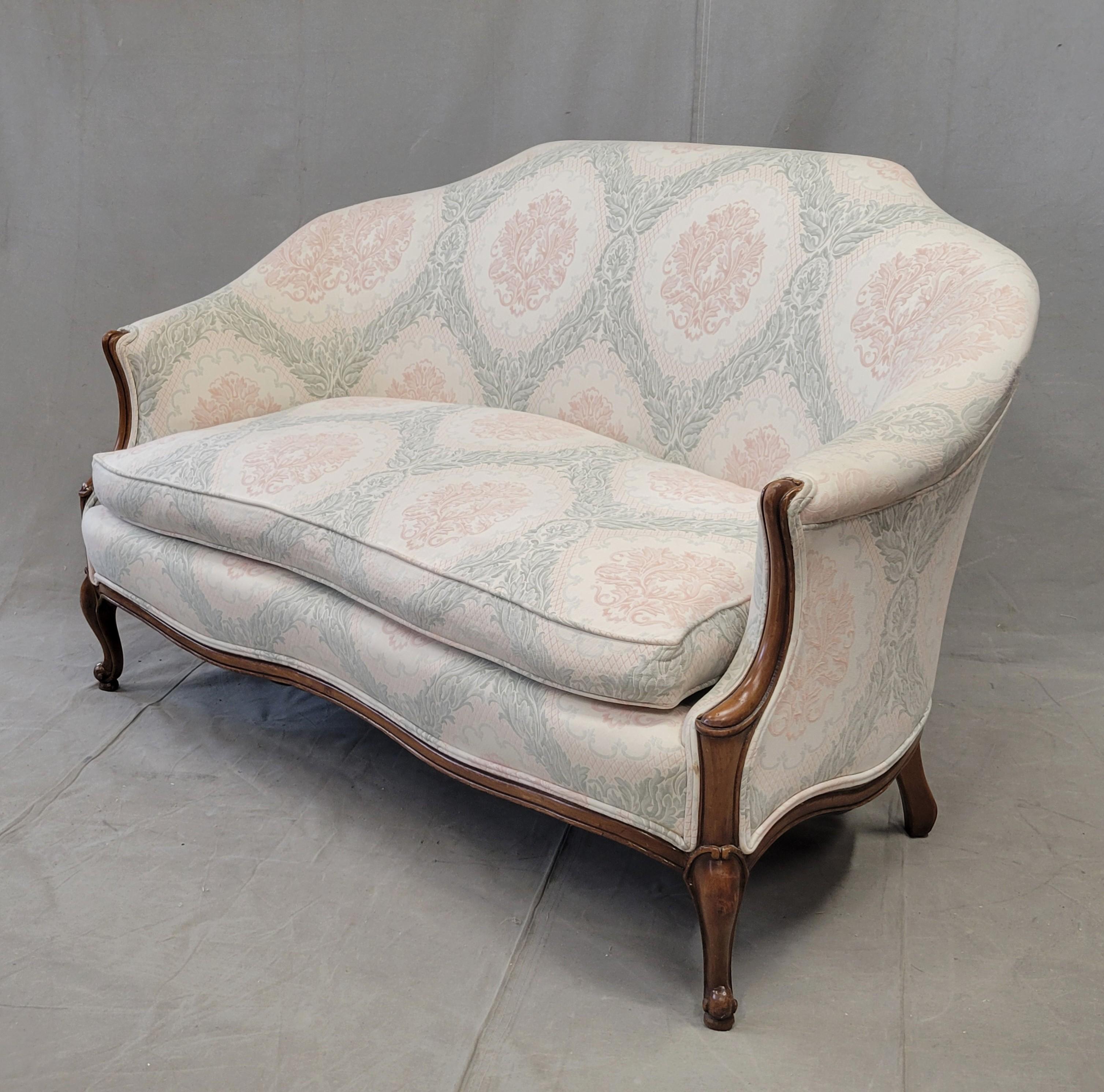 Une élégante causeuse vintage en bois de style français avec un coussin en duvet. Remis en état au cours des 10 à 15 dernières années avec un revêtement en damas tissé rose blush et vert sauge d'inspiration Sage. Le dossier arrondi, le support