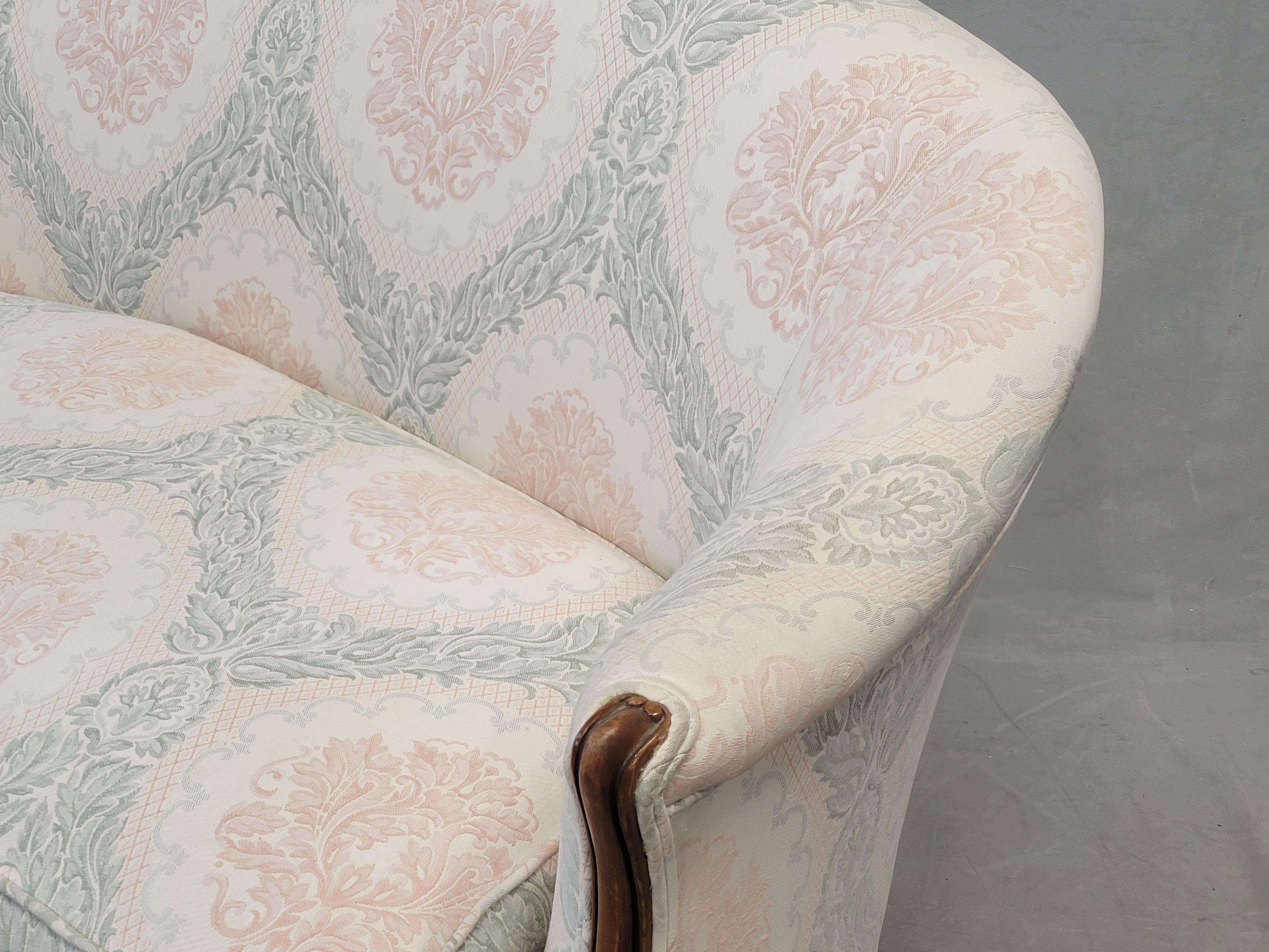 Américain Loveseat français vintage en damas avec coussin en duvet et tissu d'ameublement Blush/Sage en vente