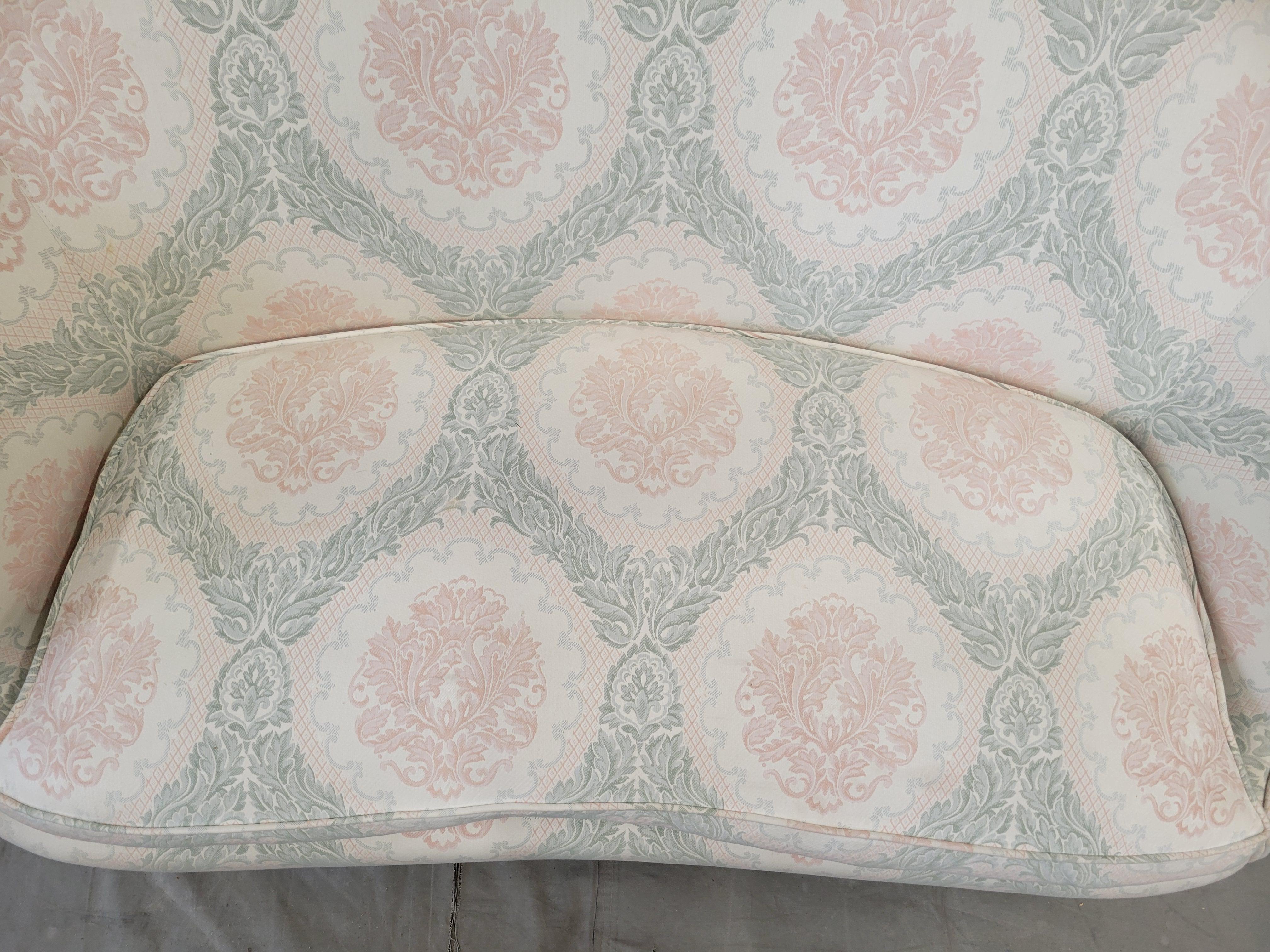 Loveseat français vintage en damas avec coussin en duvet et tissu d'ameublement Blush/Sage Bon état - En vente à Centennial, CO