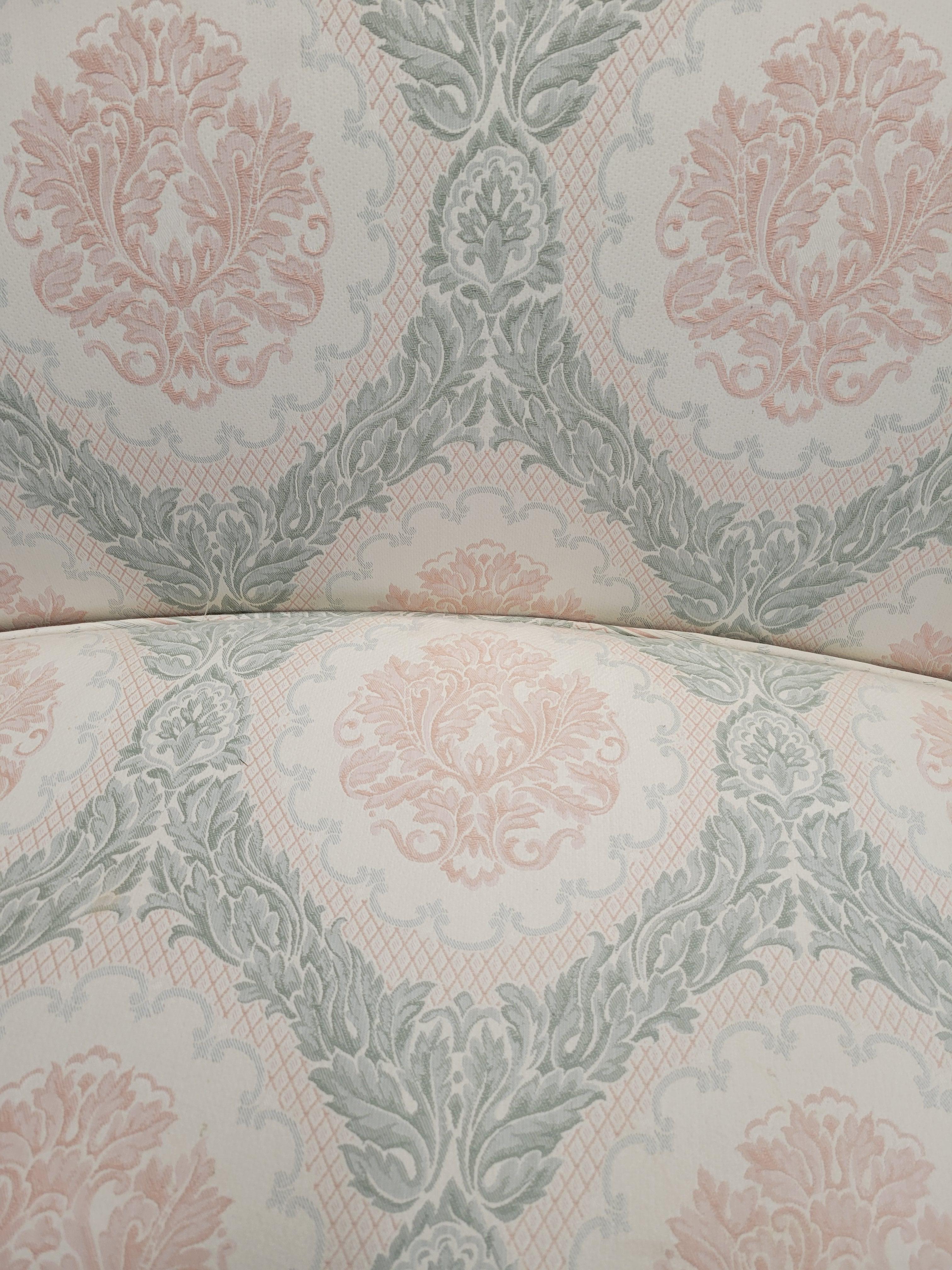 20ième siècle Loveseat français vintage en damas avec coussin en duvet et tissu d'ameublement Blush/Sage en vente