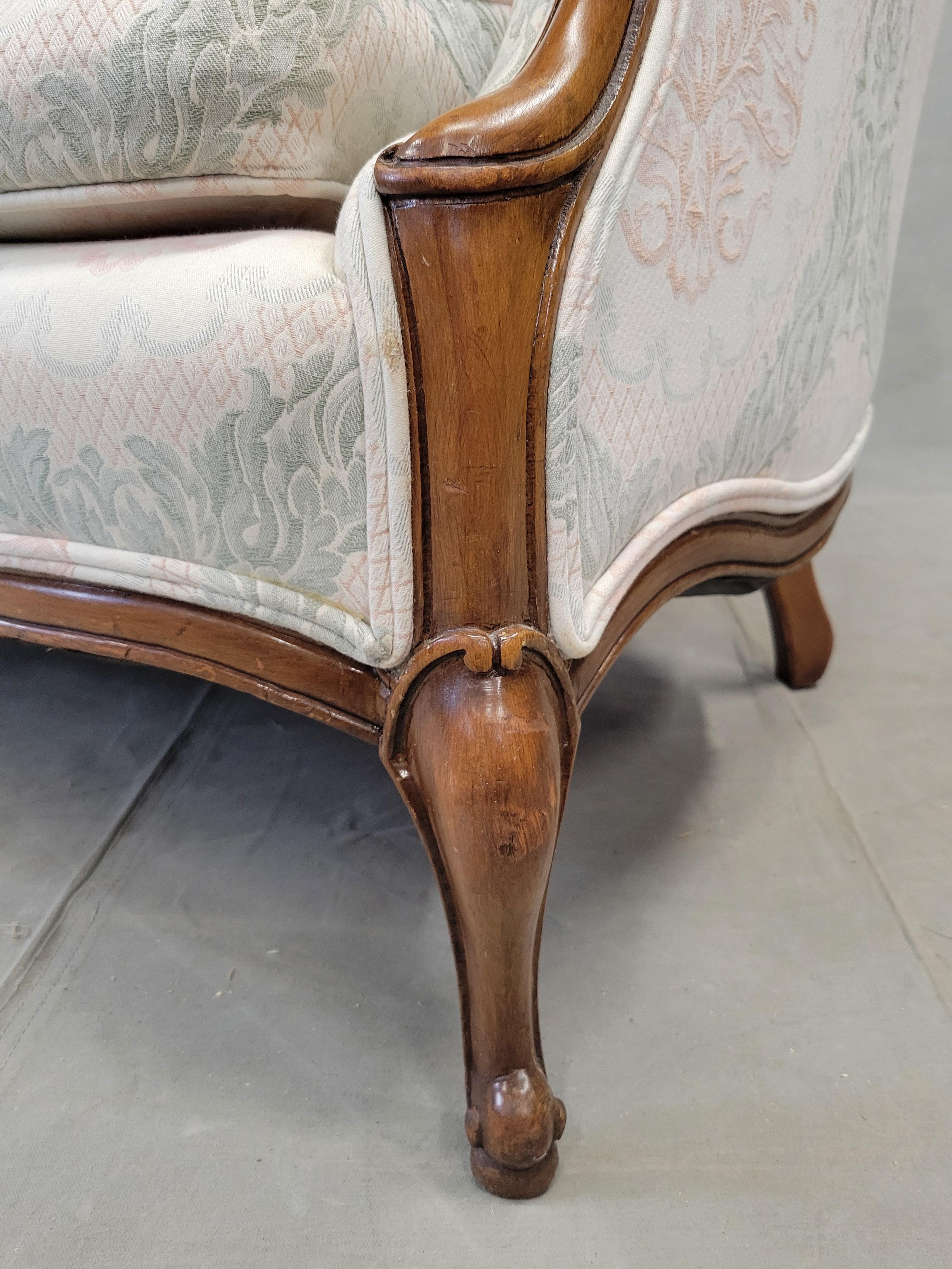 Tissu d'ameublement Loveseat français vintage en damas avec coussin en duvet et tissu d'ameublement Blush/Sage en vente