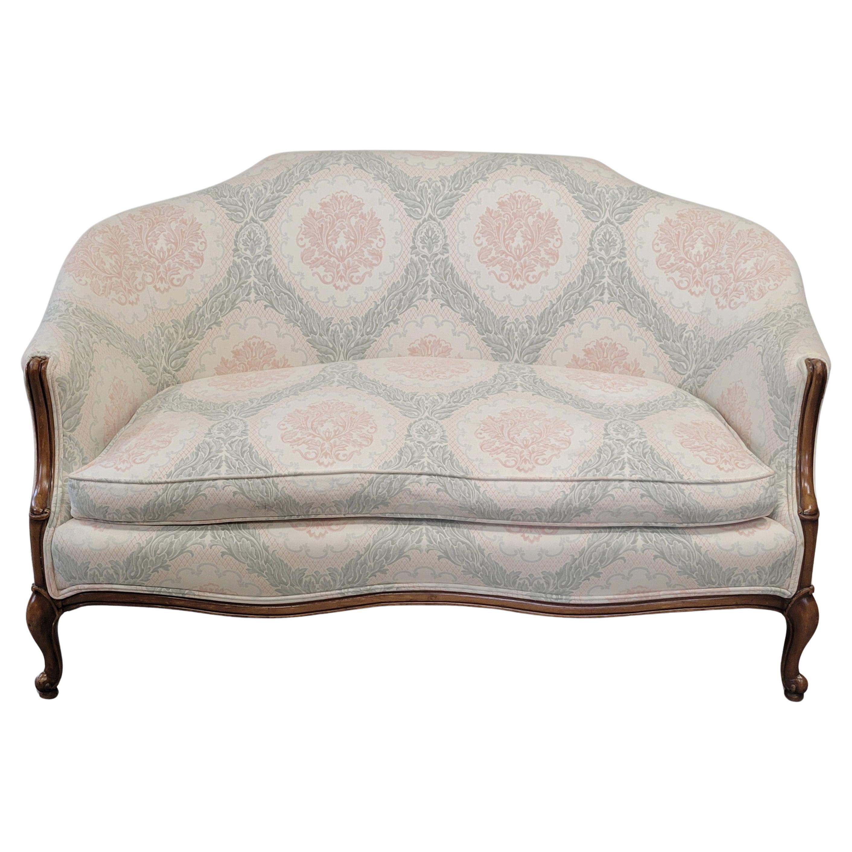 Loveseat français vintage en damas avec coussin en duvet et tissu d'ameublement Blush/Sage