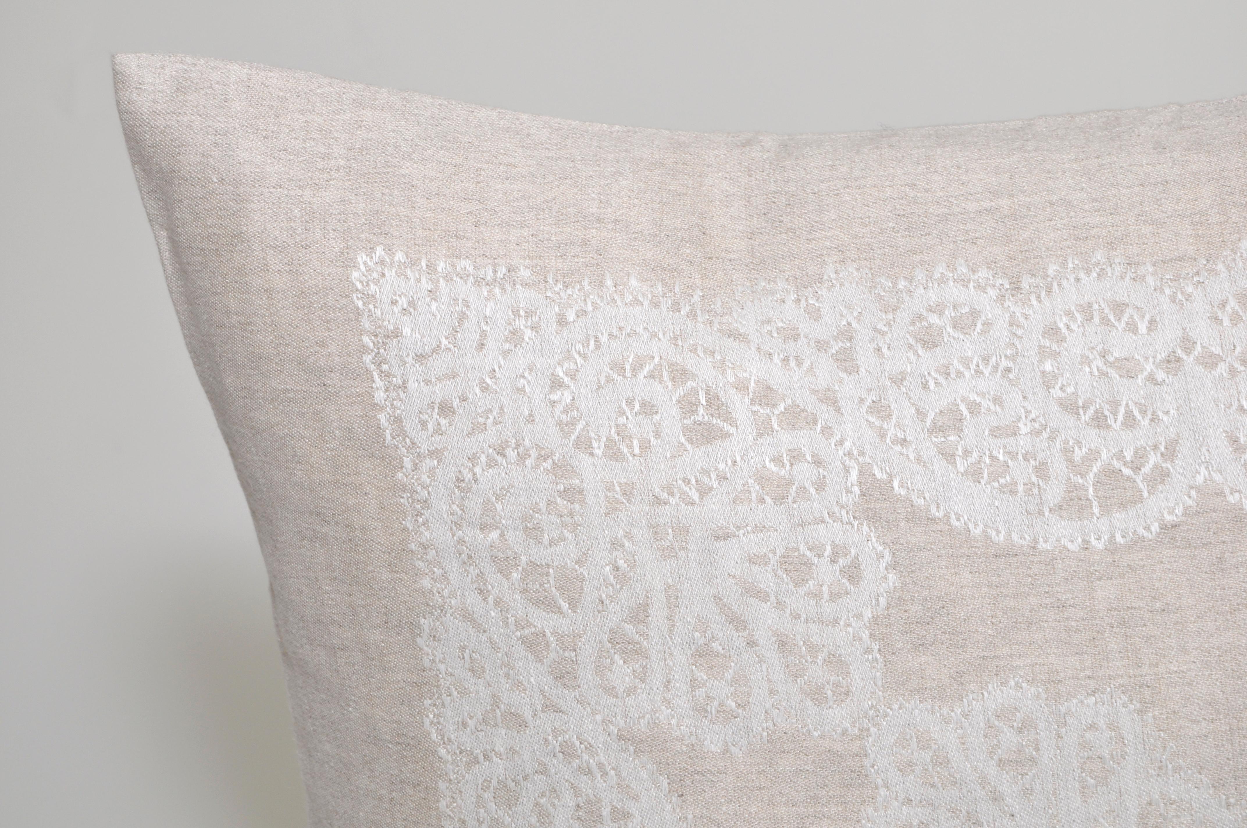 Vintage Damask traditional Celtic lacework patterned Irish linen cushion pillow

A luxury cushion (pillow) constructed with vintage elements. The cloth has a mesmerisingly beautiful texture with visible grain in a Classic natural oatmeal