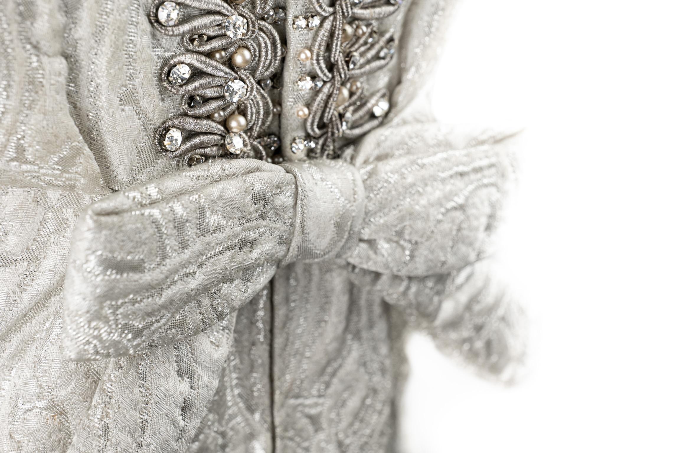 Gris Robe blanche damas vintage en vente
