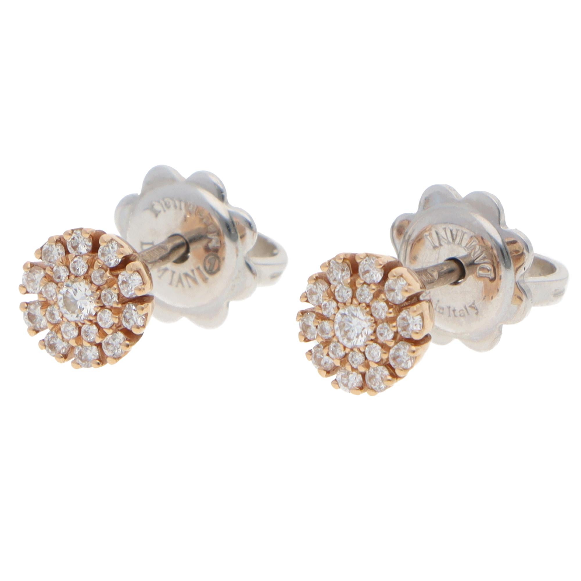 Precioso par de pendientes vintage Damiani Margherita de racimo de diamantes engastados en oro rosa y oro blanco de 18 quilates.

De la actual colección Margherita de Damiani, cada pendiente representa un motivo floral en racimo engastado