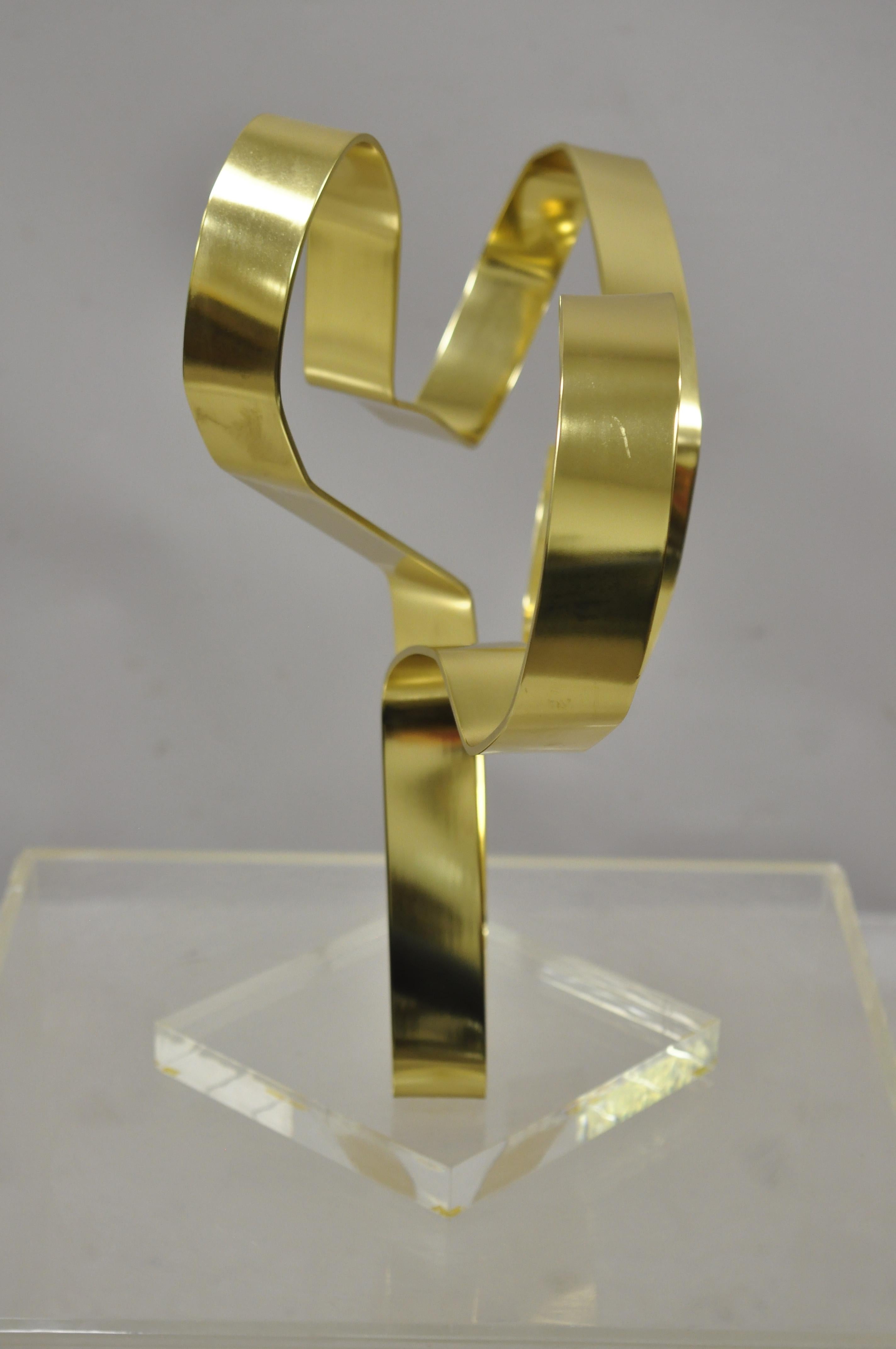 Vintage Dan Murphy 1976 Scultura astratta con nastro d'ottone su base di lucite, firmata 4