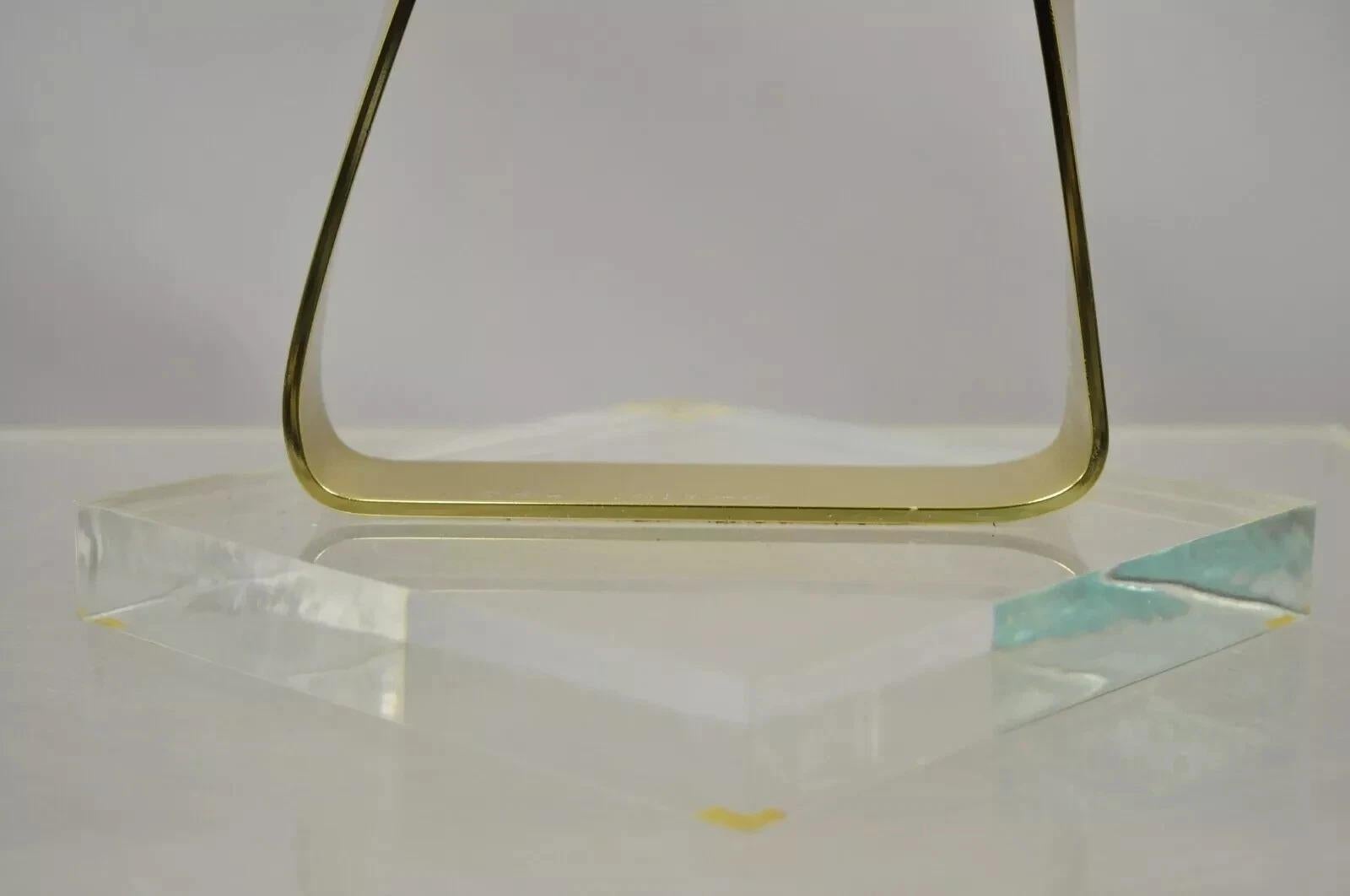 Mid-Century moderno Vintage Dan Murphy 1976 Nastro d'ottone Scultura astratta moderna su base di lucite in vendita