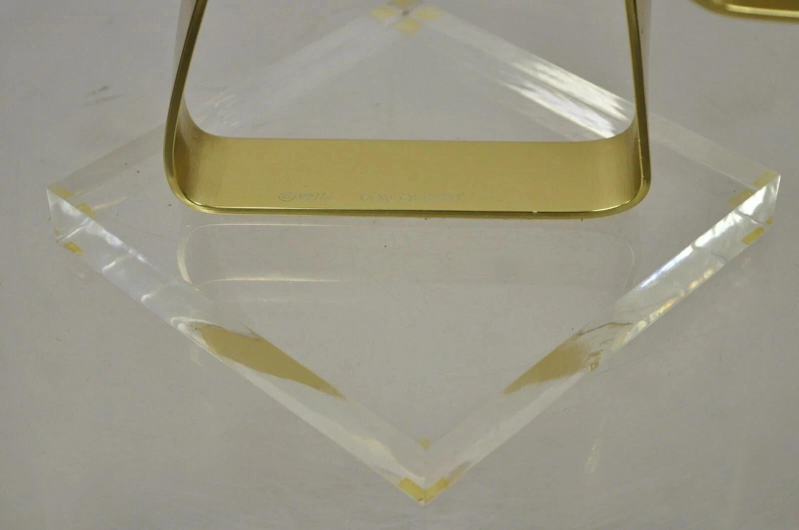 Sconosciuto Vintage Dan Murphy 1976 Nastro d'ottone Scultura astratta moderna su base di lucite in vendita
