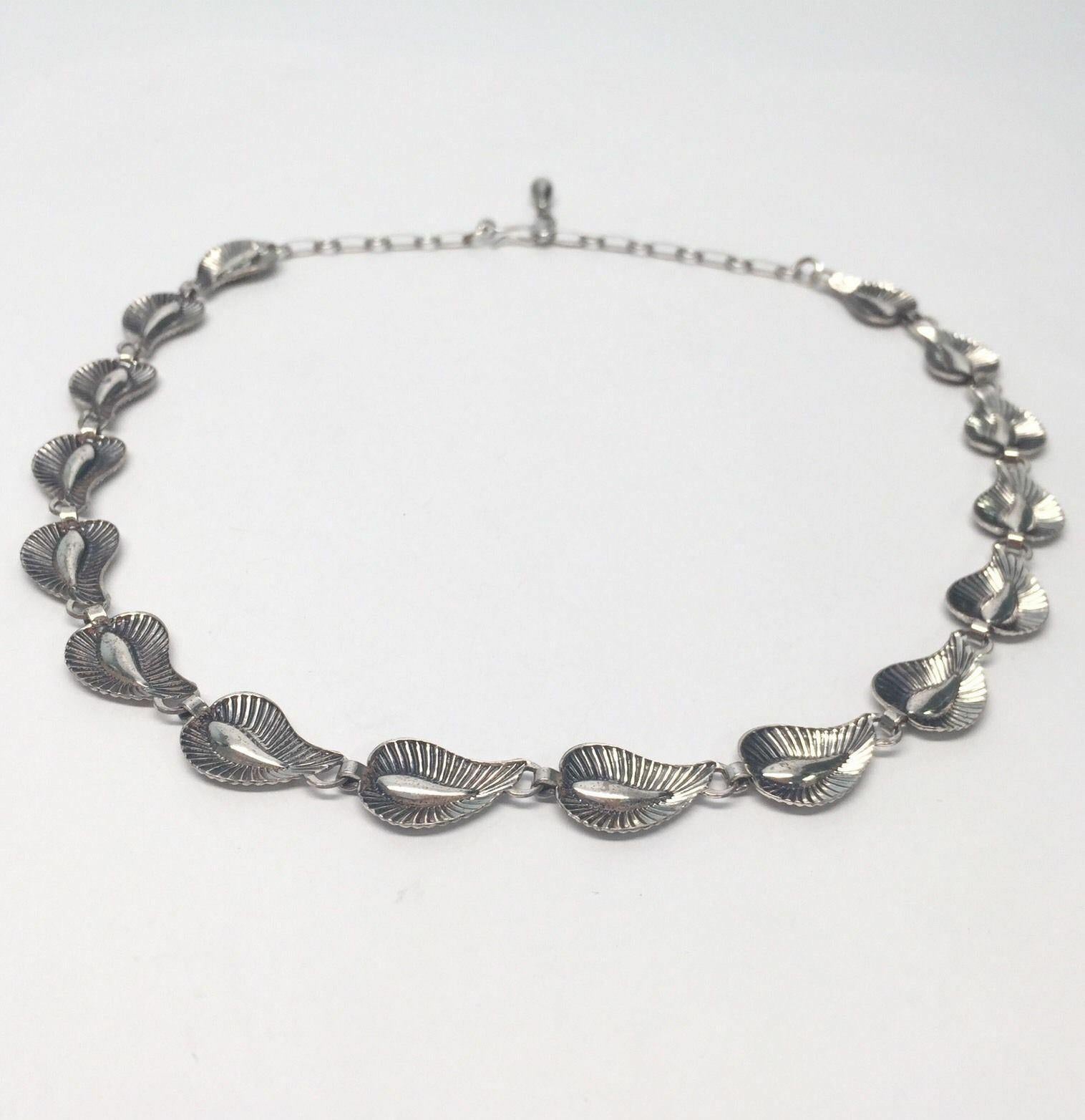 Vintage Danecraft sterling silver small leaf link necklace.

Marking: DANECRAFT ® STERLING.

Measures approx. 17 9/16