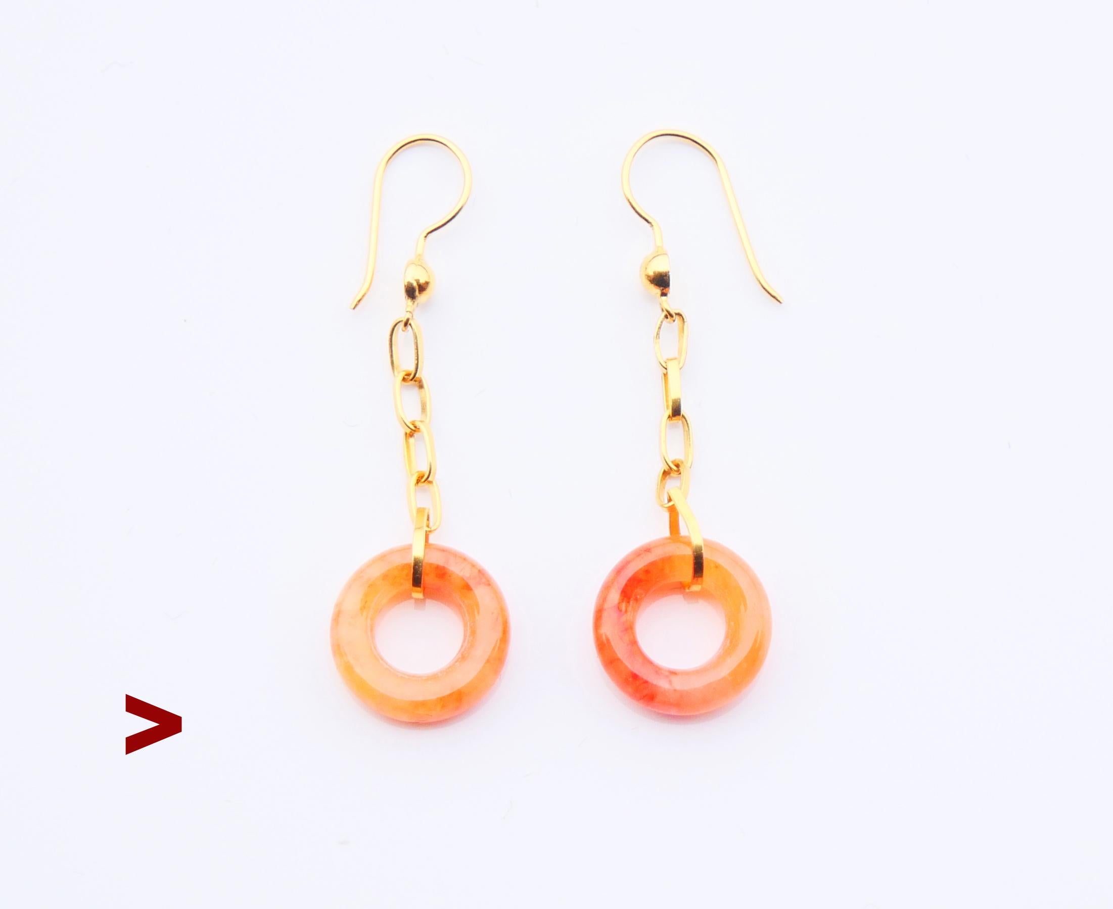 A  pair of dangles with  bagel cut and well polished Carnelian pendants freely suspended on chains in solid 18K Yellow Gold.

Both hallmarked 750, made ca. 1950s - 1960s .

Each earring is  37 mm long. Each bagel Ø 11 mm. 

Weight: 1.72 grams
