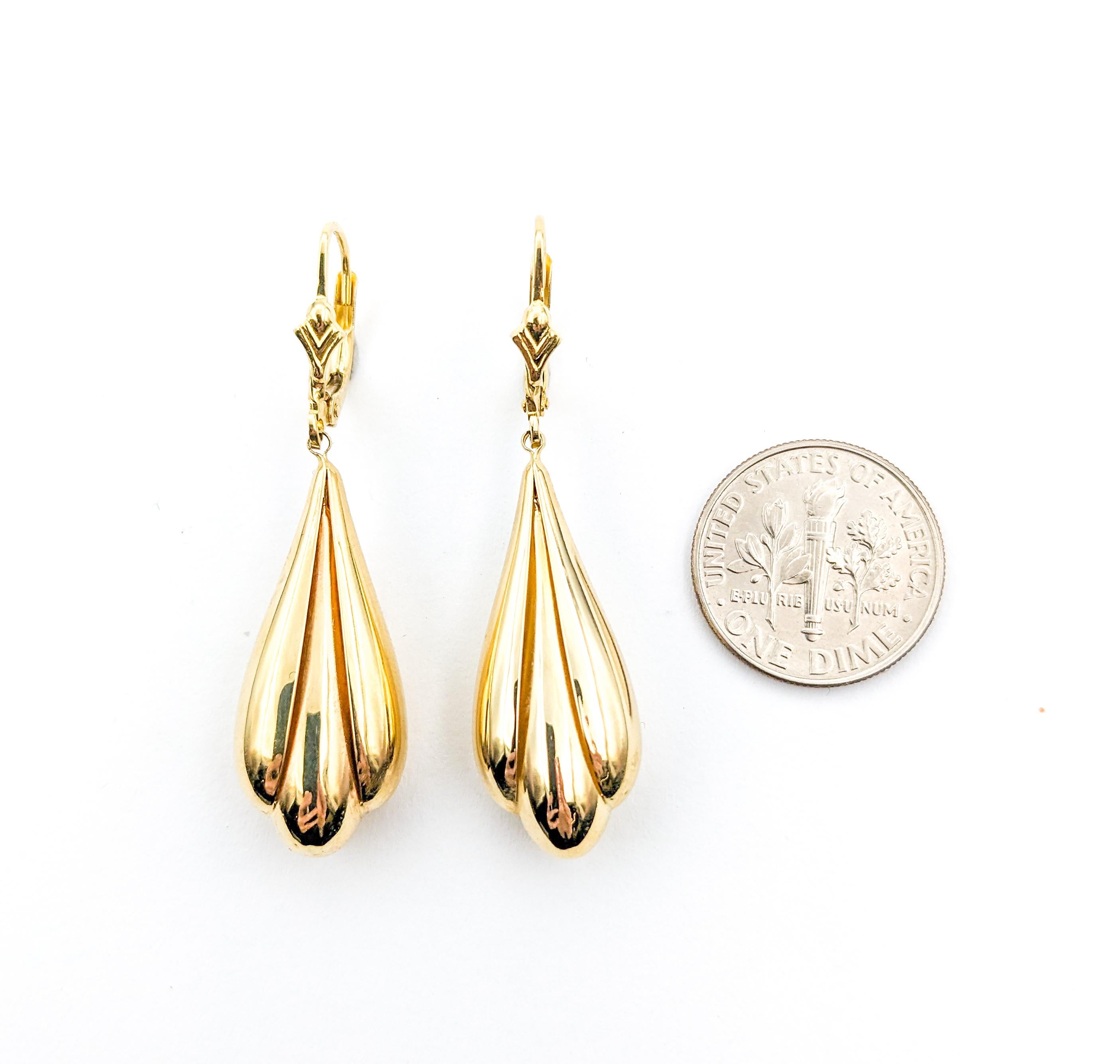 Vintage Dangle Earrings In Yellow Gold


Discover the elegance of yesteryear with these stunning Vintage Dangle Earrings, meticulously crafted in 14kt yellow gold. These earrings, devoid of any stones, captivate with their Mid Century design,